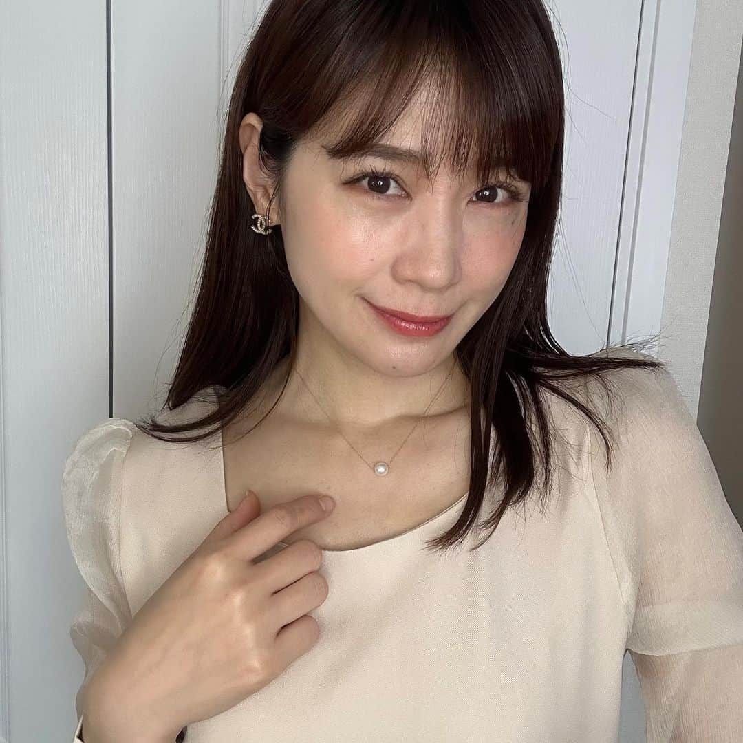 相沢まきのインスタグラム：「パールとダイヤは自分にちょっとだけ自信をくれたり、気分を上げてくれるので好き💕 本真珠の一粒パールネックレス、服を選ばないシンプルで可愛いデザインで、チェーンも長さ調節が出来て、華奢なシルエットが最高にお気に入りです💕 @pluster.jp  服はプチプラ派ですが、今からの卒入学の時期にやはり本真珠のアクセサリーは持っていると便利🥰 #あこや真珠 #パールネックレス」