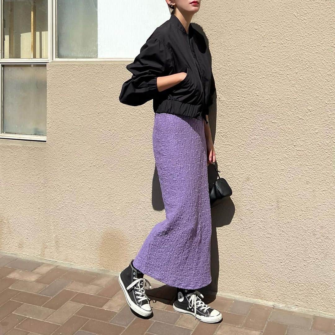 Nagiのインスタグラム：「すっかり春  冬のアウターから春のアウターに  袖のボリュームが特徴的な @elendeek のブルゾン🥰  軽くてさらっと羽織れる✨  outer. #elendeek  tops. #uniqlo  bag. #therow  shoes. #converse   . . @elendeek_snap  #code#fashion#コーデ#ファッション#春コーデ#春服#春アウター#アウター#スニーカー」