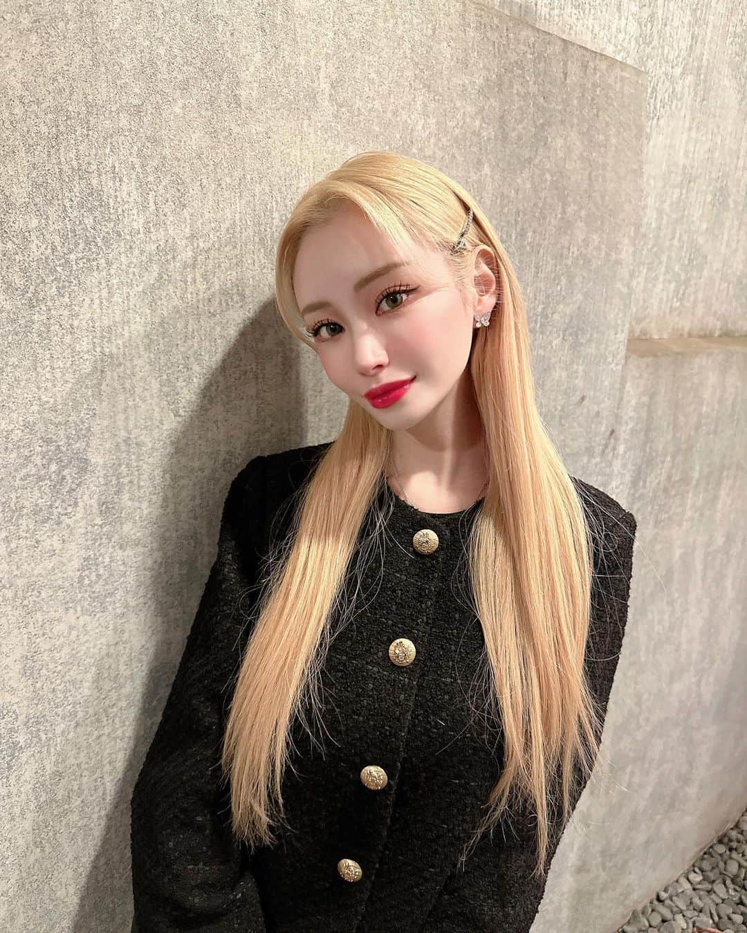 のインスタグラム：「PRADAのヘアピンがお気に入り🎀」