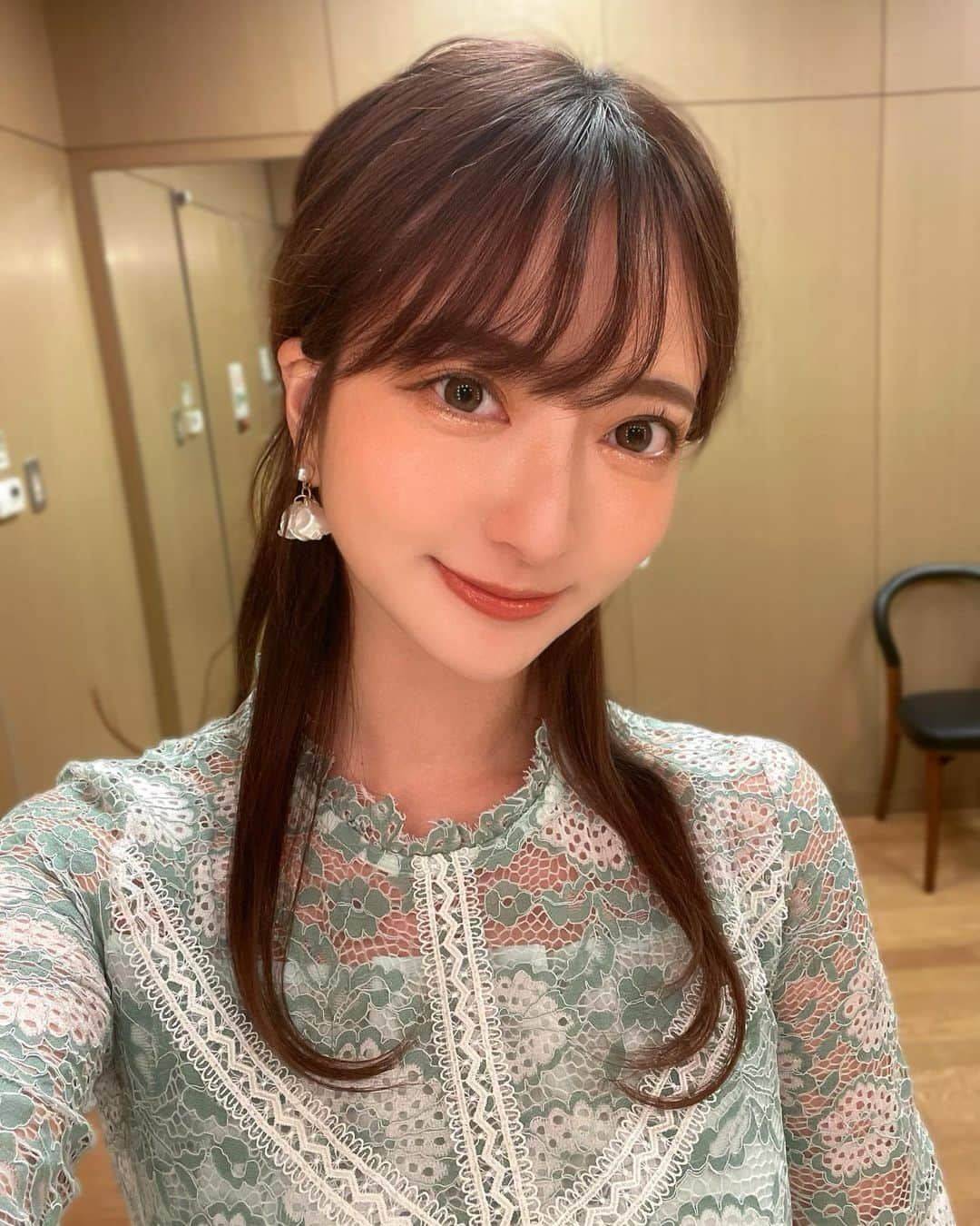 羽田優里奈さんのインスタグラム写真 - (羽田優里奈Instagram)「. #京都市交響楽団 の定期演奏会 《フライデーナイトスペシャル》の ナビゲーターをさせていただきました🎻✨ . #京都コンサートホール の控え室で マネージャーに撮ってもらいました！ . 本格的なオーケストラを、お仕事終わりの時間帯に、 リーズナブルな価格で楽しむことができる演奏会で、 会場にはバーカウンターもあってお洒落な雰囲気😳🍷 華金にぴったりです😚 . . 今回で3回目のナビゲーターでした！ 小さい頃からピアノとフルートをしていたので、 生演奏が聴けるのも本当に楽しみなお仕事😚🎹 . マエストロにインタビューもできて嬉しい🌼 ニコニコ生放送で配信もしていたので、 皆さんからのリアルタイムのコメントも面白かったです☺︎ . . . . . . . .  #高身長女子 #高身長コーデ #春ワンピ #ワンピース  #司会 #リポーター #アナウンサー #イベント司会  #グリーンコーデ #緑ワンピ #コーデ #レースワンピース  #フェミニンコーデ #花柄ワンピース #花柄レース  #春コーデ #春服コーデ #春服 #ドレス #ドレスワンピ  #京都 #京響 #オーケストラ #fashion #japan #kyoto」3月15日 19時56分 - hadayurina_