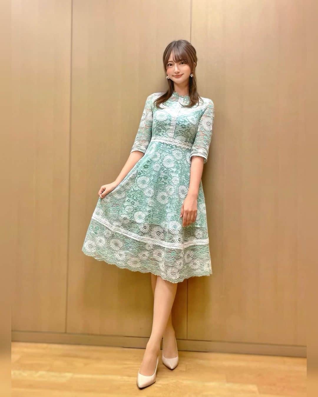 羽田優里奈さんのインスタグラム写真 - (羽田優里奈Instagram)「. #京都市交響楽団 の定期演奏会 《フライデーナイトスペシャル》の ナビゲーターをさせていただきました🎻✨ . #京都コンサートホール の控え室で マネージャーに撮ってもらいました！ . 本格的なオーケストラを、お仕事終わりの時間帯に、 リーズナブルな価格で楽しむことができる演奏会で、 会場にはバーカウンターもあってお洒落な雰囲気😳🍷 華金にぴったりです😚 . . 今回で3回目のナビゲーターでした！ 小さい頃からピアノとフルートをしていたので、 生演奏が聴けるのも本当に楽しみなお仕事😚🎹 . マエストロにインタビューもできて嬉しい🌼 ニコニコ生放送で配信もしていたので、 皆さんからのリアルタイムのコメントも面白かったです☺︎ . . . . . . . .  #高身長女子 #高身長コーデ #春ワンピ #ワンピース  #司会 #リポーター #アナウンサー #イベント司会  #グリーンコーデ #緑ワンピ #コーデ #レースワンピース  #フェミニンコーデ #花柄ワンピース #花柄レース  #春コーデ #春服コーデ #春服 #ドレス #ドレスワンピ  #京都 #京響 #オーケストラ #fashion #japan #kyoto」3月15日 19時56分 - hadayurina_