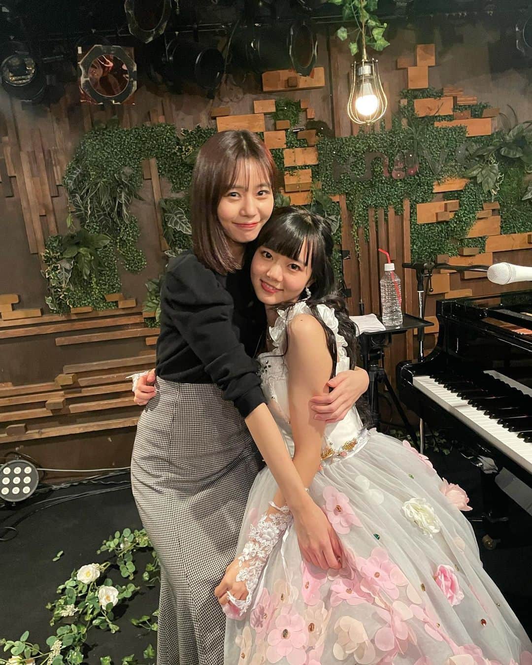 杉浦みずきのインスタグラム：「. 妹の初ワンマンライブへ 最初は大丈夫かな〜とソワソワしてたけど、 始まった瞬間そんな心配は完全に吹き飛びました 堂々としててかっこよくて 演出もとっても素敵で すごくキラキラしてて可愛くて 歌声もさらにパワーアップしてて なにより本人が作詞作曲した数々の新曲の良さに感動して 号泣してしまいました😭💓笑  本当に私の妹がこの曲作ったの？！てびっくり😂  歌と声と姿にずっと惹きつけられて、会場もあったかくて幸せ空間で、なんだか夢のような時間でした  それと同時に、こんな素敵な曲が書けて、魅力的なステージを作れて、すごいなぁ、羨ましいなあと、妹に憧れた瞬間でもありました 私も頑張らないとなあと  いつかどこかで、姉妹で共演できますように！！🥹  そして、 @sizuki.0305 の歌、YouTubeやサブスクなどで是非聴いてみて下さい！ 最初に聴くなら私のおすすめは空中散歩かな〜😙」