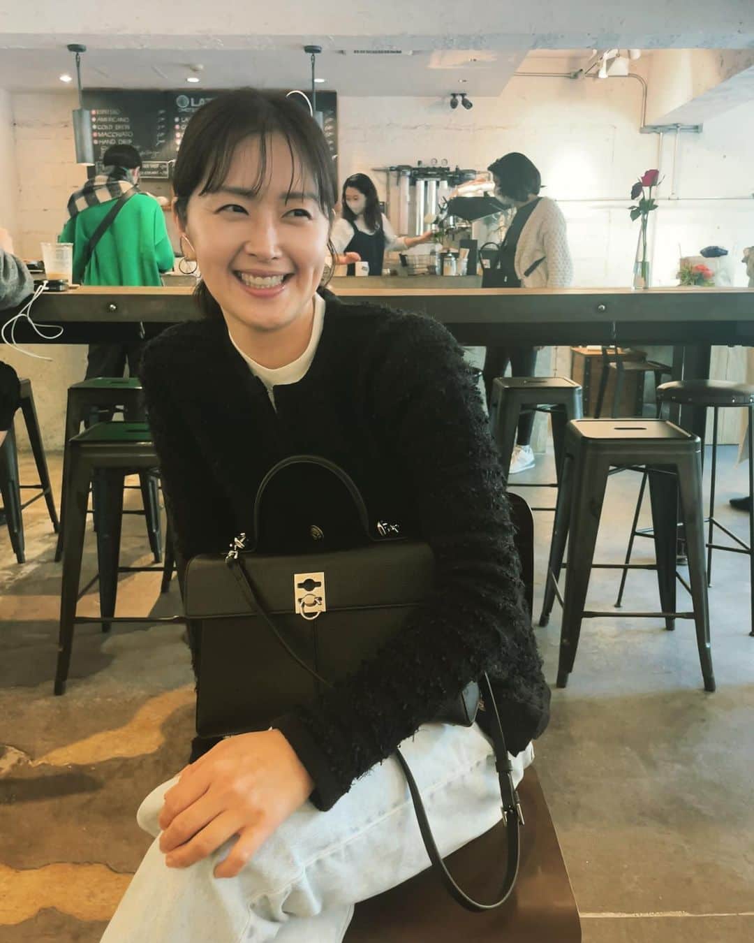 笛木優子のインスタグラム：「チャコールラテとわたし。」