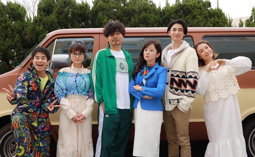 鈴木紗理奈のインスタグラム：「4月からスタートする坂口健太郎さん主演の NTV土曜ドラマ 「Dr.チョコレート」に出演します。  私は「足湯」といいます♨️ 左から 「お笑い」 「ギルベルト」 「残高」 「うなぎ」 「出川」さんです。 こう見えて極秘に集められた 癖強のスーパー医療集団です、はい🫡  3月から順調に撮影は始まってます。 4月から土曜夜10時、お楽しみに🍫」