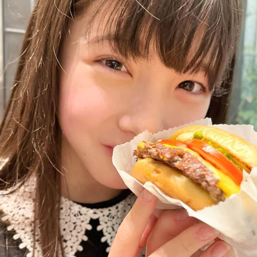 松尾そのまさんのインスタグラム写真 - (松尾そのまInstagram)「チーズバーガー派🍔  あっ、ピクルス抜きで🥒  #松尾そのま #12歳 #js6 #avex #エイベックス #キッズモデル #インスタキッズ #kidsmodel #instakids  #てれび戦士 #nhk #eテレ #天才てれびくん #天てれ #ある日の #ランチ #ハンバーガー #チキンバーガー #shakeshack」3月15日 20時05分 - sonopy526