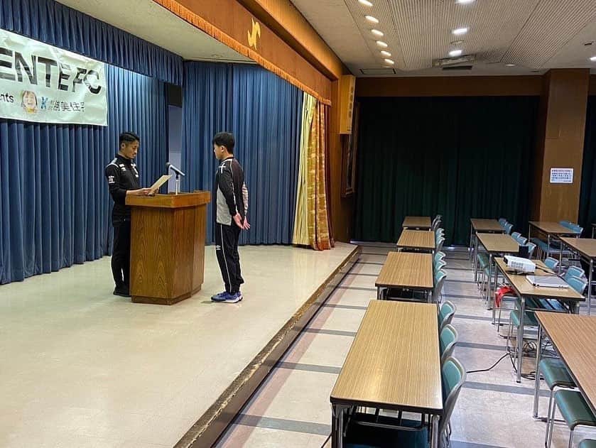 橋本英郎さんのインスタグラム写真 - (橋本英郎Instagram)「【PUENTE FC一期生卒団式】 先日PUENTEFC Jr.ユース一期生の卒団式がありました。  2020年4月から活動をスタートしたJr.ユースチームはスタート当初から大変でした。  それは、今まで誰も経験していなかった新型コロナウィルスが始まったからです。  一期生はそのタイミングでJr.ユースに入団しました。  私たちもジュニアユース立ち上げて1年目で色々チャレンジしていくはずでした。  ただそもそも日本がコロナに対してどうしていくのか？  もわからない中で活動がスタートしました。 コロナで大会も中止されたりしながら一期生は進んできました。  3年間ずっとコロナとの戦いがありました。  そんな中でも成長してくれた姿を見せてくれました。  私自身、力不足で出来なかった事も多くある中で困難を乗り越えて来てくれた一期生。  彼らはPUENTEFC Jr.ユースを作ってくれたメンバーです。  これから高校に行ってから様々な壁にぶつかると思いますが、この3年間の大変さからすると乗り越えられるはずです。  みんなのこれからの活躍を期待しています！！  改めて、卒団おめでとう！！  #puentefc  #プエンテエフシー  #卒団式  #一期生  #今後の  #成長が楽しみ」3月15日 20時11分 - hideohashimoto