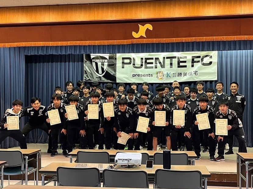 橋本英郎さんのインスタグラム写真 - (橋本英郎Instagram)「【PUENTE FC一期生卒団式】 先日PUENTEFC Jr.ユース一期生の卒団式がありました。  2020年4月から活動をスタートしたJr.ユースチームはスタート当初から大変でした。  それは、今まで誰も経験していなかった新型コロナウィルスが始まったからです。  一期生はそのタイミングでJr.ユースに入団しました。  私たちもジュニアユース立ち上げて1年目で色々チャレンジしていくはずでした。  ただそもそも日本がコロナに対してどうしていくのか？  もわからない中で活動がスタートしました。 コロナで大会も中止されたりしながら一期生は進んできました。  3年間ずっとコロナとの戦いがありました。  そんな中でも成長してくれた姿を見せてくれました。  私自身、力不足で出来なかった事も多くある中で困難を乗り越えて来てくれた一期生。  彼らはPUENTEFC Jr.ユースを作ってくれたメンバーです。  これから高校に行ってから様々な壁にぶつかると思いますが、この3年間の大変さからすると乗り越えられるはずです。  みんなのこれからの活躍を期待しています！！  改めて、卒団おめでとう！！  #puentefc  #プエンテエフシー  #卒団式  #一期生  #今後の  #成長が楽しみ」3月15日 20時11分 - hideohashimoto