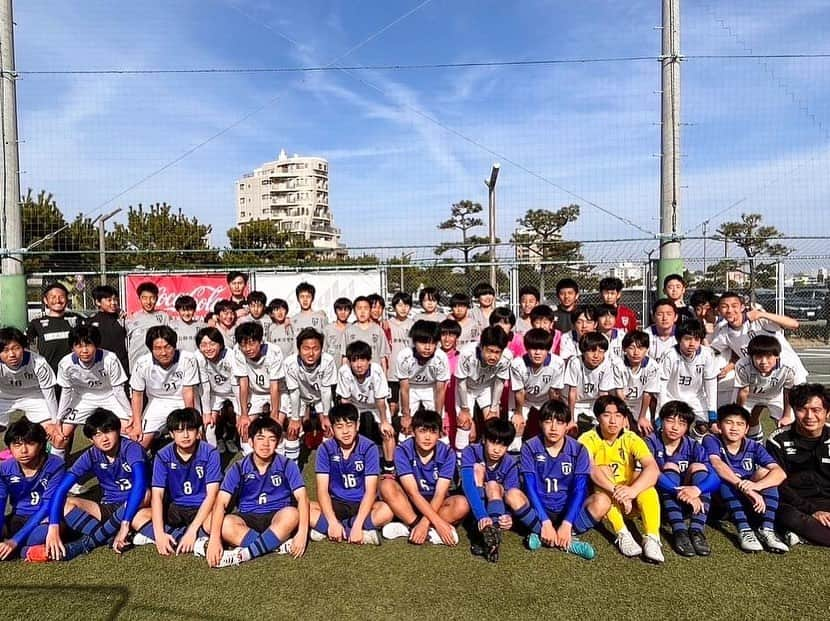 橋本英郎のインスタグラム：「【PUENTE FC一期生卒団式】 先日PUENTEFC Jr.ユース一期生の卒団式がありました。  2020年4月から活動をスタートしたJr.ユースチームはスタート当初から大変でした。  それは、今まで誰も経験していなかった新型コロナウィルスが始まったからです。  一期生はそのタイミングでJr.ユースに入団しました。  私たちもジュニアユース立ち上げて1年目で色々チャレンジしていくはずでした。  ただそもそも日本がコロナに対してどうしていくのか？  もわからない中で活動がスタートしました。 コロナで大会も中止されたりしながら一期生は進んできました。  3年間ずっとコロナとの戦いがありました。  そんな中でも成長してくれた姿を見せてくれました。  私自身、力不足で出来なかった事も多くある中で困難を乗り越えて来てくれた一期生。  彼らはPUENTEFC Jr.ユースを作ってくれたメンバーです。  これから高校に行ってから様々な壁にぶつかると思いますが、この3年間の大変さからすると乗り越えられるはずです。  みんなのこれからの活躍を期待しています！！  改めて、卒団おめでとう！！  #puentefc  #プエンテエフシー  #卒団式  #一期生  #今後の  #成長が楽しみ」