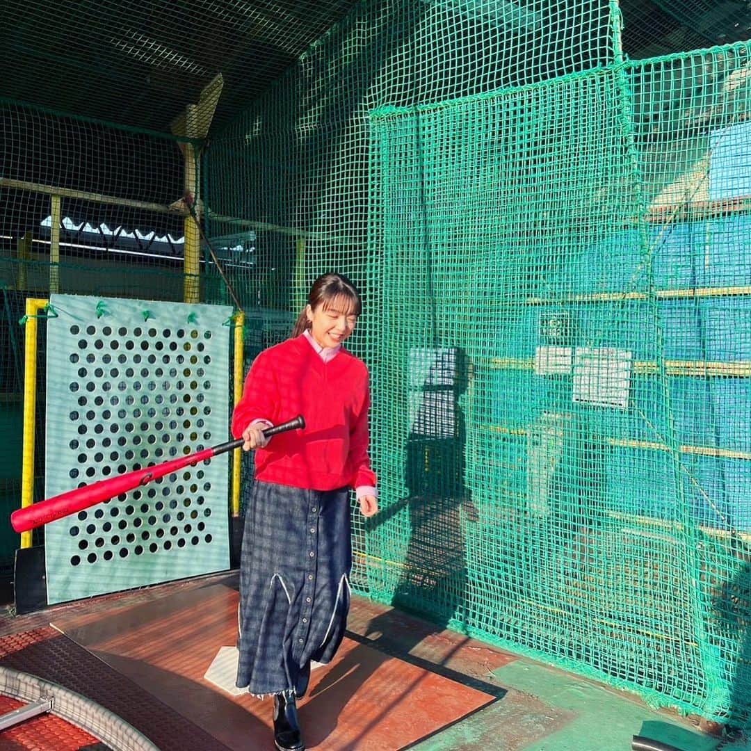 のインスタグラム：「人生初のバッティングセンターは未開部位の筋肉痛を誘発しました。そんなところにも筋肉があったのね、と思いました。たのしかった！ミルキー今年もよろしくお願いします。ライチ味も美味しいです🍬  ジェーン・エア、晴れてカンパニー全員が初日を迎えました。本当に素敵な方々で、私はどの瞬間も幸せです。明日も頑張る！」