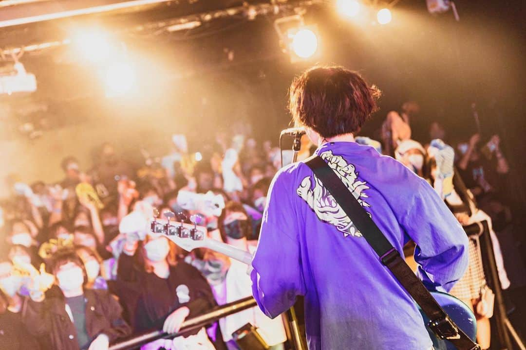 睦さんのインスタグラム写真 - (睦Instagram)「2023.3.13 名古屋 今池3STAR 「KICK THE AGE TOUR Vol.2.5」  名古屋最終日にして熱く想いが溢れかえってました。 やはり仲間って最高でその大切な仲間に出会わせてくれたのはあなたです。 このツアーで友とあなたに火を灯されました。 Novelbright、PulseFactory、そしてあなた。ありがとう。 ここからまたがんばっていくからよろしくね。  photo by @wesnpe   #voisquarecat #ぼいすく#Novelbright #PulseFactory #バンド #音楽 #ベース #ベースボーカル #ロック #ロックバンド #ライブバンド #ライブ #名古屋 #今池 #今池3star #音楽 #music #rock #KICKTHEAGETOUR」3月15日 20時13分 - vsc_mutsumi