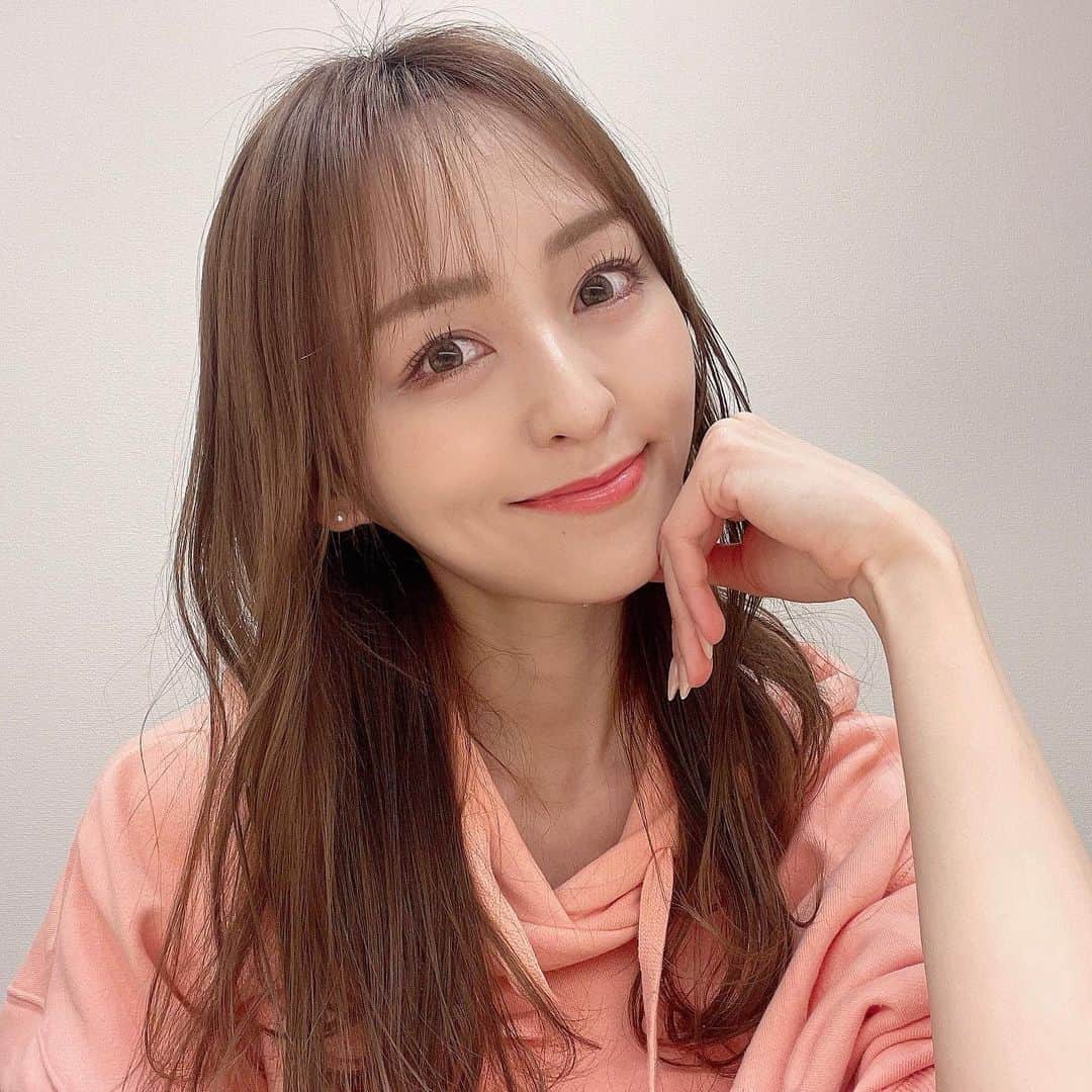 西村紗也香のインスタグラム：「アートメイクのリタッチ♡ ⁡ リップはほんのり色は残っていたけど 口紅を塗らなくてもかわいい唇でいたくてリタッチ！ 9枚目の写真がノーメイクなんだけど こんなにかわいいコーラルピンクなの！！ もー大満足(灬ºωº灬)しあわせ♡ ⁡ 眉毛は髪色を暗くすることがほぼないから パウダーで明るく調整してもらいました♡ ⁡ ⁡ 痛みに弱い人でもクリーム麻酔を追加しながら 施術を進めてくれるから安心だよ(ˊo̴̶̷̤ ̫ o̴̶̷̤ˋ) 私の場合眉毛はほとんど痛みはなくて 途中から爆睡してたくらいwww ⁡ そして初回からずっと施術してくれていた ほのかちゃん @minegishi_artmake  が先月から独立👏🏻！！ 大会で優勝するほどの技術を持っていて 理想の色とか形を再現してくれるプロです♡ ⁡ 東京以外でも予約できるみたいなので ご興味ある方はぜひ問い合わせてみてください♡ ⁡ ⁡私の投稿見たと言って予約すると 【10,000円オフ】にしてくれるみたいです(⁎˃ᴗ˂⁎) ⁡ ⁡  ⁡ ⁡ ⁡ #アートメイク #リップアートメイク #眉毛アートメイク #美容 #美容医療」