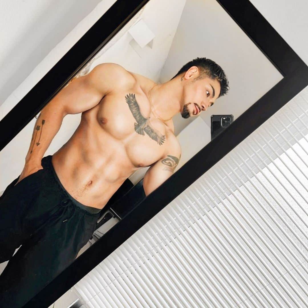 ARU【アル】のインスタグラム：「Catch up🕊 最近の僕とダンスとtattooとビビをまとめて。 毎日楽しい🫶 Tattooが増え続けてる⚓️🥀🌿 . #AruSakurada #tattoo #training #dance」