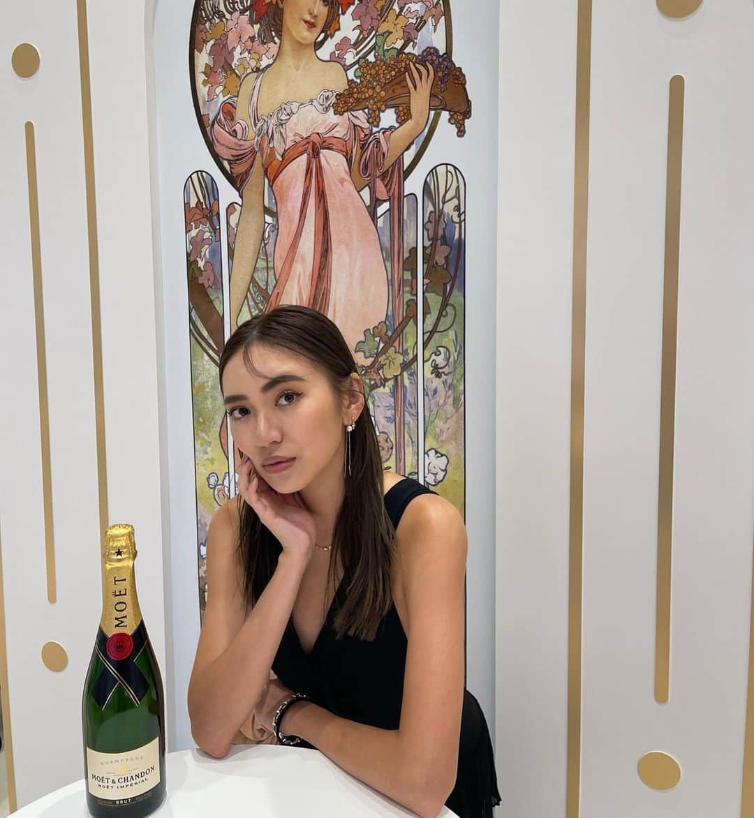佐々木彩乃のインスタグラム：「日本橋高島屋S.C.本館 1階正面イベントスペースで開催されている Moët & Chandon ‘Mucha’  コラボレーションPOP UPに行ってきました🤍 オリジナルでメッセージを入れる事のできるBOXがあったり色々と楽しめる空間でした！ コラボの限定BOXも可愛過ぎたのでそちらをお持ち帰り🍾 辛口でどんなお料理にも合うシャンパンなのでお家でどんなのに合わせて頂こうかなと考えるのも楽しい✨ 初日から大盛況でした！今日から3/21まで開催されているよ✨  #moetchandon #モエシャンドン #モエシャンドンギフトボックス #PR #DrinkResponsibly」