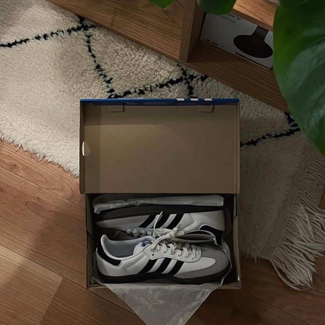 吹春友介のインスタグラム：「⠀ @adidasoriginals  🤍👍  #adidas #adidassamba」