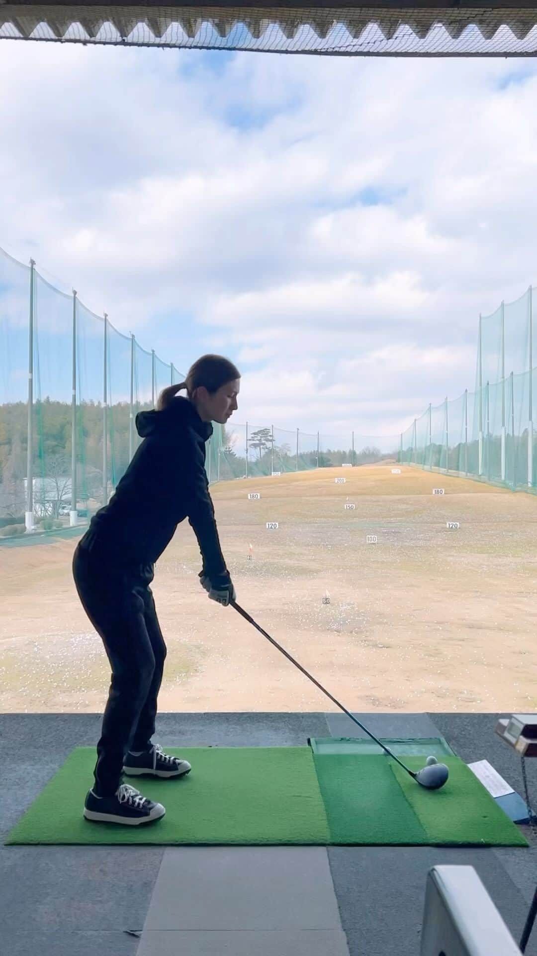 中田有美のインスタグラム：「1W。  スイング軌道修正中🏌️‍♀️  少しずつ慣れてきて スライス減ったよ😀🙌🏻  #ゴルフ #ゴルフ女子 #ゴルフスイング動画 #ドライバーショット動画  #ゴルフ練習動画  #東海ゴルファー #三重ゴルファー #三重ゴルフ女子」