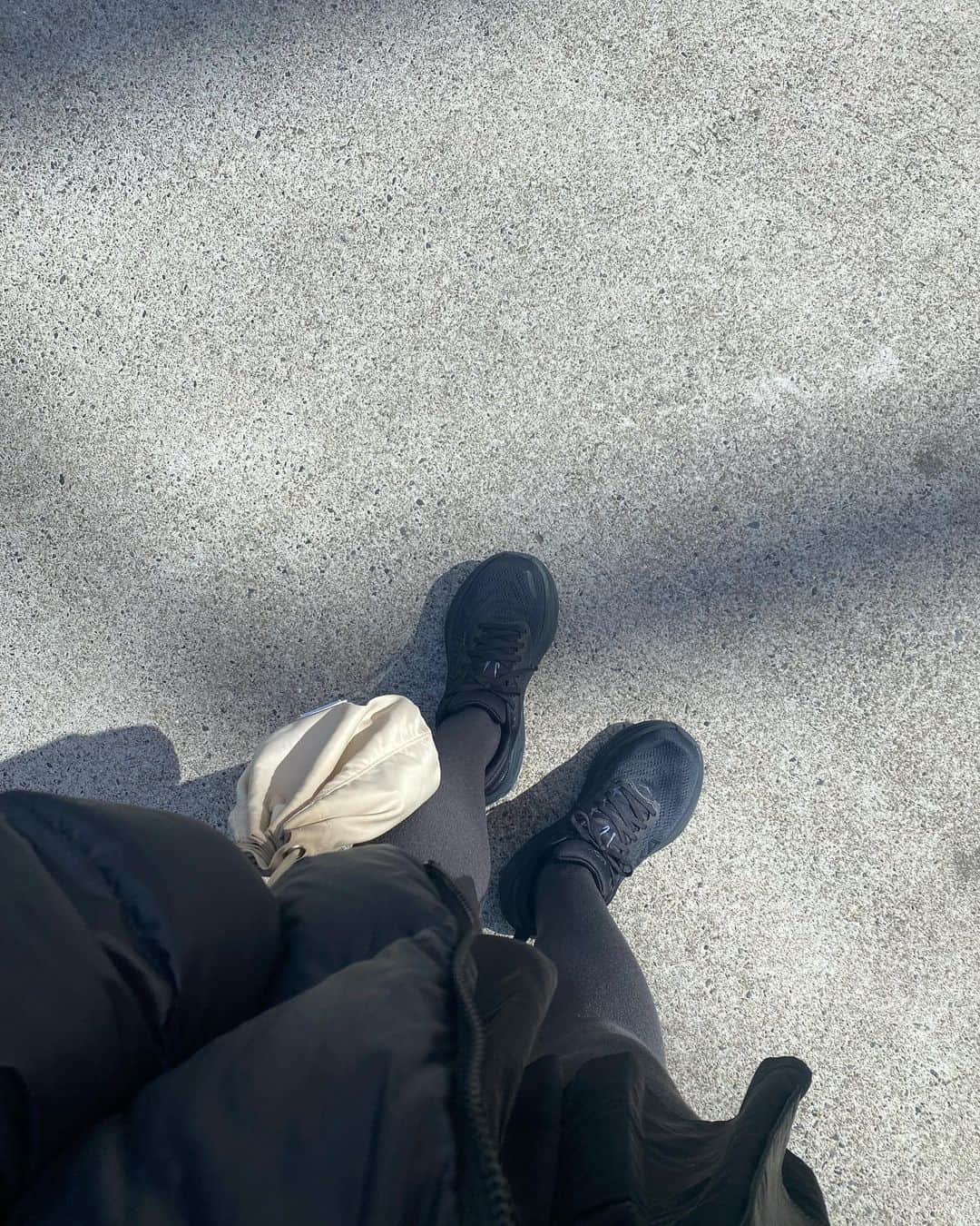 吉田佳菜さんのインスタグラム写真 - (吉田佳菜Instagram)「ㅤㅤㅤㅤㅤㅤㅤㅤㅤㅤㅤㅤㅤ ㅤㅤㅤㅤㅤㅤㅤㅤㅤㅤㅤㅤㅤ ボリュームある黒のスニーカーがずっと欲しくて 去年からどこのにするか色々悩み続けてたけど 軽くて楽でこれにして良かった〜🖤 ㅤㅤㅤㅤㅤㅤㅤㅤㅤㅤㅤㅤㅤ 大っきめがよくてメンズサイズにした👨🏻 ㅤㅤㅤㅤㅤㅤㅤㅤㅤㅤㅤㅤㅤ ㅤㅤㅤㅤㅤㅤㅤㅤㅤㅤㅤㅤㅤ #ちわcode #スニーカーコーデ #スニーカー女子 #スニーカー #hoka #hokaoneone #黒スニーカー」3月15日 20時36分 - yshdkana
