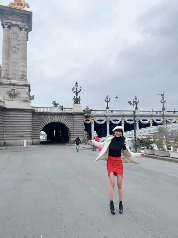 のインスタグラム：「. . パリでウォーキング🇫🇷  前日に見つけたベレー帽に エッフェル塔が刺繍されていて 思わず購入☺️  エッフェル塔コラボです✨笑 . #フランス #パリ #エッフェル塔  #撮影 #ウォーキング動画  #ウォーキング女子 #モデル撮影  #ワールドビューティーイノベーションズ #パリコレ公式 #パリファションウイーク #ノーブルクイーン #パリコレ #パリコレ撮影 #パリ観光 #🇫🇷 #ベレー帽 #ベレー帽コーデ #ベレー帽女子 #wbi #worldbeautyinnovatuons #parisfrance #paris #walking #movie #japanesegirl #japanesemodel #eiffel #eiffeltower」