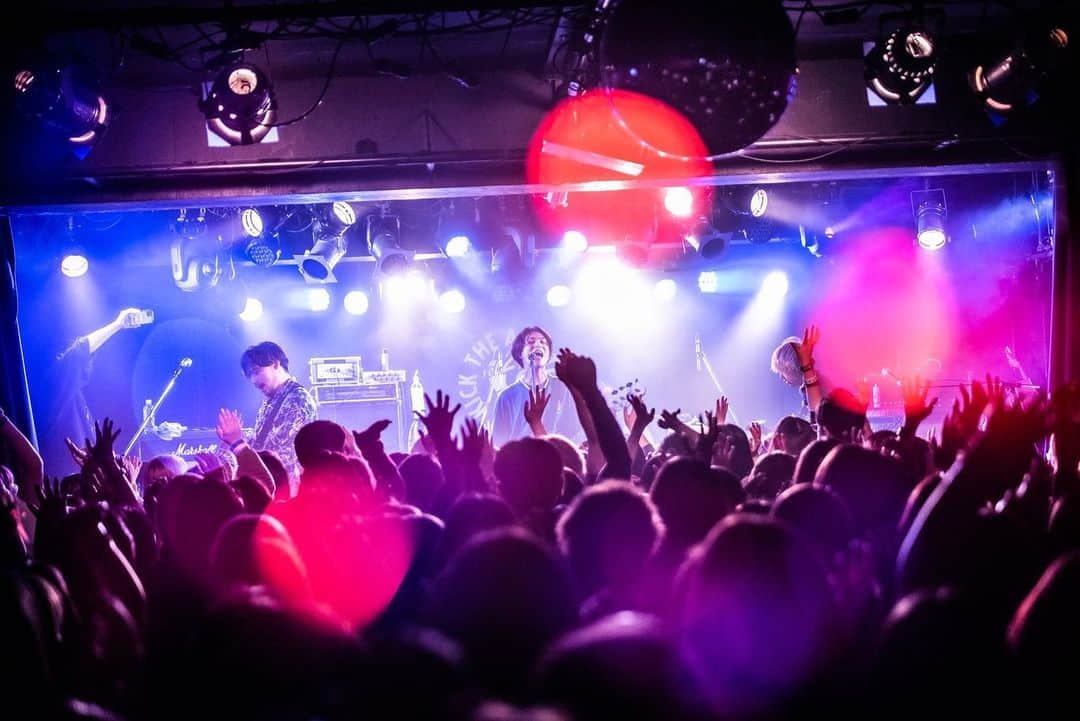 VOI SQUARE CATさんのインスタグラム写真 - (VOI SQUARE CATInstagram)「2023.3.1 大阪 アメリカ村DROP Novelbright presents. 「KICK THE AGE TOUR Vol.2.5」大阪編  w)Novelbright / Pulse Factory  #セトリ 1.フルボリューム 2.絶対宣言 3.有名人になりたくて 4.L・A・B・Z 5.ネコカブリダンス 6.軌跡 7.さよなら  Photo：@lyyyyycoris761   #アメリカ村drop #voisquarecat #ぼいすく #novelbright #pulsefactory #ライブ #バンド #ライブバンド #ロックバンド #邦ロック #ライブ写真」3月15日 20時40分 - voisquarecat