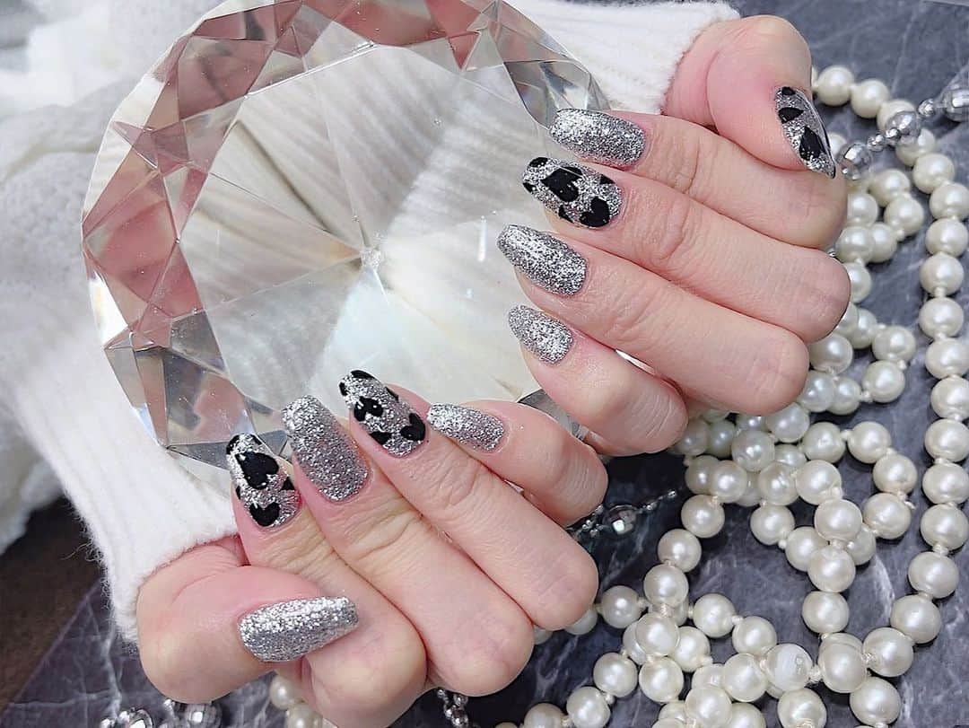 のインスタグラム：「本日は₹˝ｬʓにしてみました〰️꒰ঌ🖤໒꒱」  #ネイル #ネイルサロン #ギャルネイル #きらきらネイル  #ハートネイル #いいね返し̈ #いいね大歓迎  #네일 #젤네일 #좋아요 #좋아요반사 #좋아요환영」