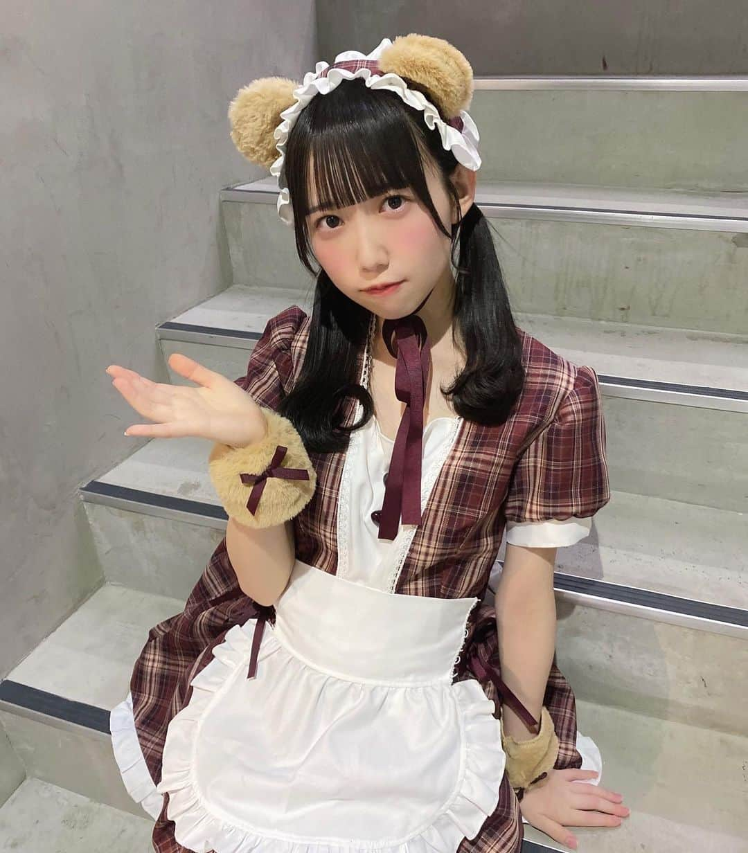 新居歩美のインスタグラム：「くまメイド🧸  #メイド #メイドコスプレ #メイド服 #メイドコスプレ #ツインテール #ツインテールアレンジ」