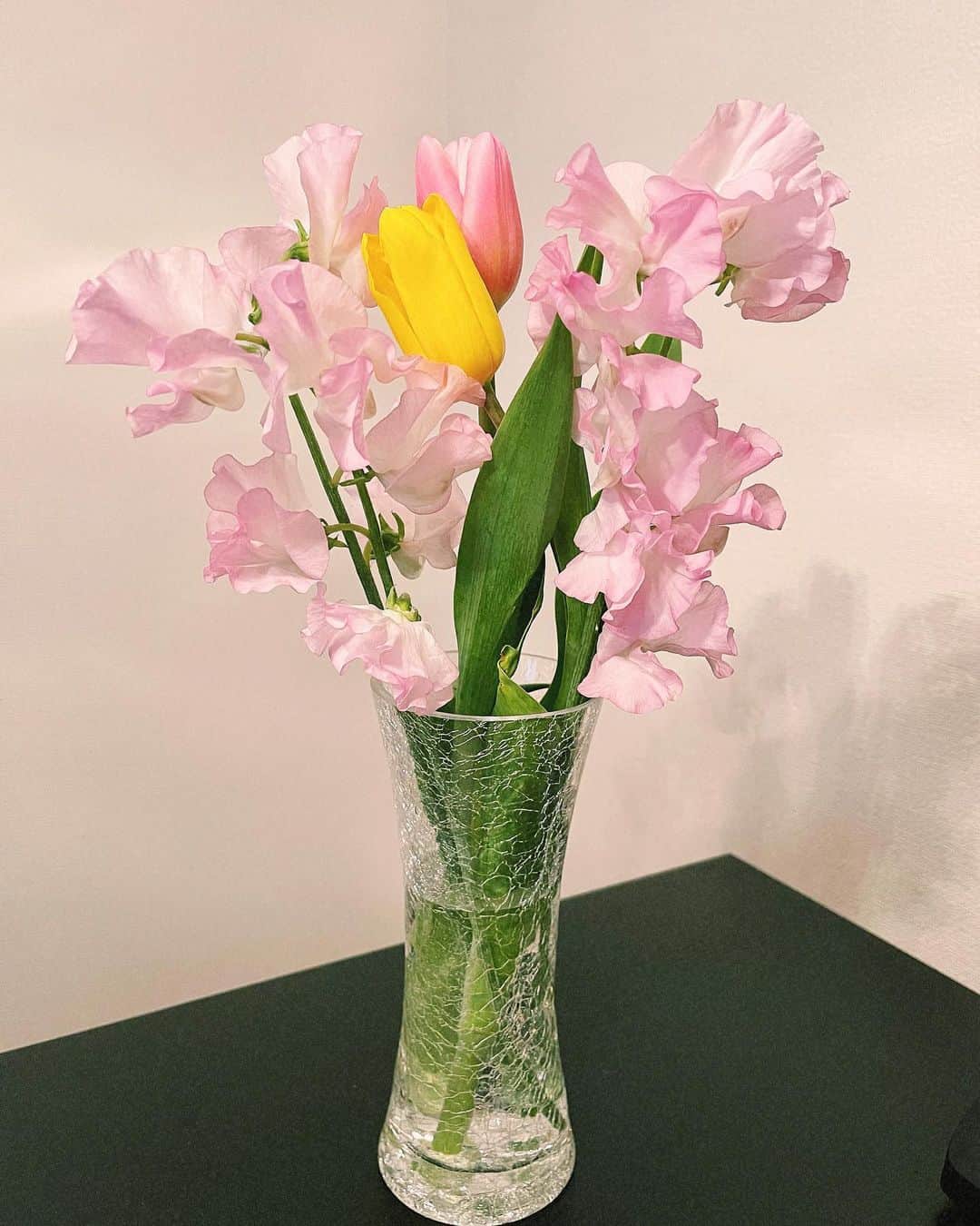 大久保聡美のインスタグラム：「あまりにもかわいい🌷💕 お花の中でスイートピーが1番好きかも🤭 春だねぇ💐  #スイートピー #チューリップ」