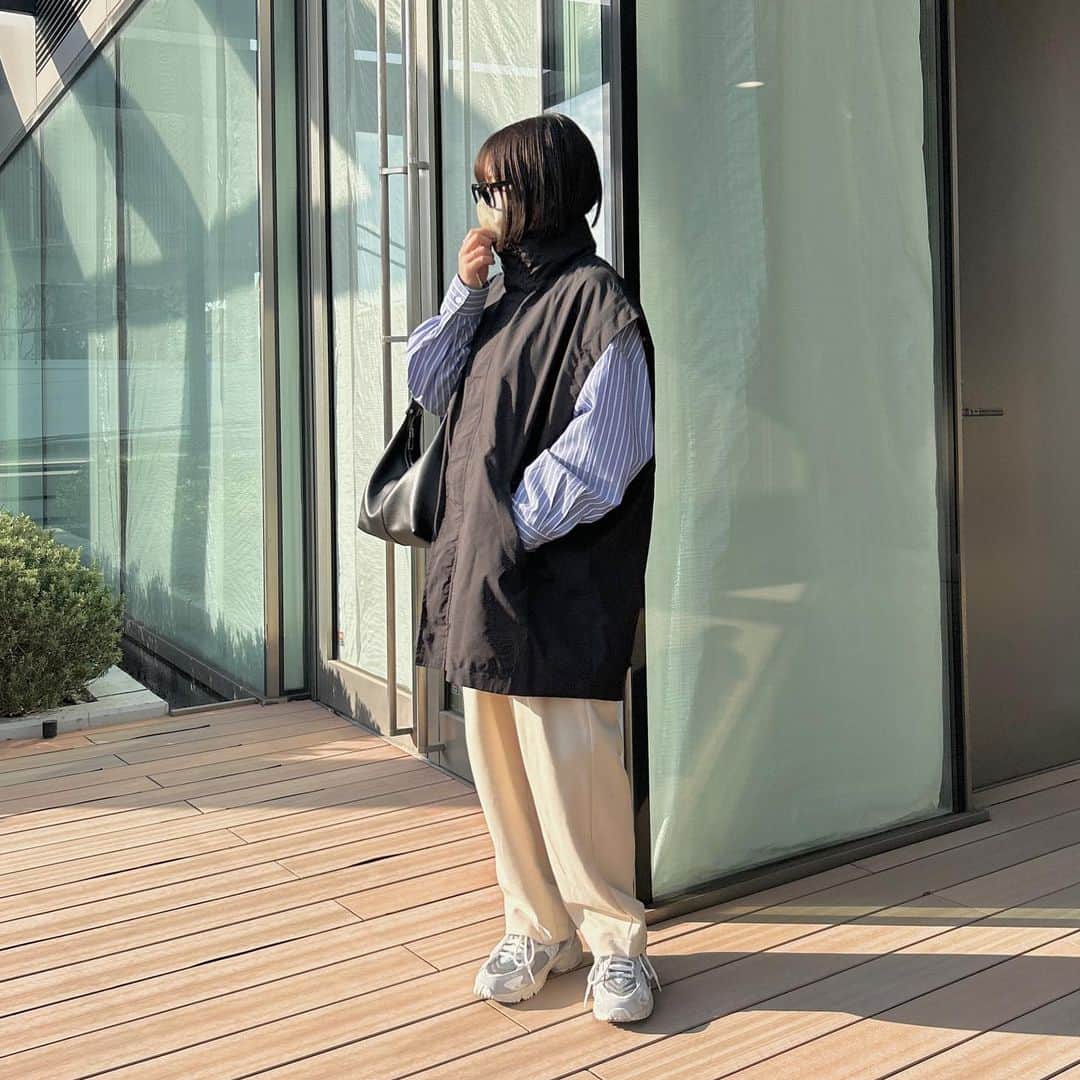 tarouさんのインスタグラム写真 - (tarouInstagram)「ストライプシャツコーデ3パターン🚲‪𓂃 𓈒𓏸    ちょと前に載せたリールのコーデに まやたんが作ったスウェット合わせてみた🐰🤍 16日から販売とのことです🫰🏻  日中は暑いから肩掛けで 寒くなったら上から着ちゃって 暑すぎず寒すぎずなベストも持っちゃって…🙋🏻  何枚目の着方が好きですか😚😚     outer @irohani.official  shirt @classicalelf_official  sweat @_pale_be  pants @uniqlo_jp  bag @reedit_official  shoes @newbalance      #春コーデ #春服 #カジュアルコーデ  #スウェットコーデ #ストライプシャツ  #スウェットパンツ #ミリタリーベスト  #着回しコーデ #骨格ストレート #低身長コーデ」3月15日 20時49分 - taroumaru__