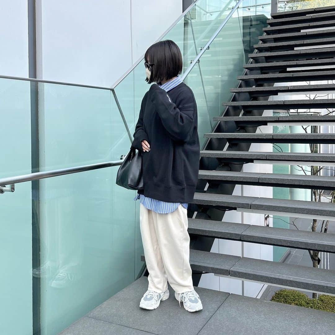 tarouさんのインスタグラム写真 - (tarouInstagram)「ストライプシャツコーデ3パターン🚲‪𓂃 𓈒𓏸    ちょと前に載せたリールのコーデに まやたんが作ったスウェット合わせてみた🐰🤍 16日から販売とのことです🫰🏻  日中は暑いから肩掛けで 寒くなったら上から着ちゃって 暑すぎず寒すぎずなベストも持っちゃって…🙋🏻  何枚目の着方が好きですか😚😚     outer @irohani.official  shirt @classicalelf_official  sweat @_pale_be  pants @uniqlo_jp  bag @reedit_official  shoes @newbalance      #春コーデ #春服 #カジュアルコーデ  #スウェットコーデ #ストライプシャツ  #スウェットパンツ #ミリタリーベスト  #着回しコーデ #骨格ストレート #低身長コーデ」3月15日 20時49分 - taroumaru__