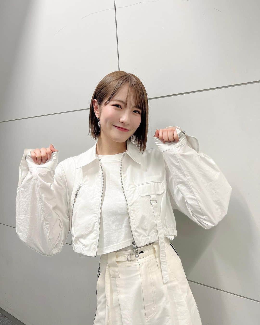 のインスタグラム：「⁡ 前回の #スロイジ お衣装🤍 ⁡ 真っ白！スポーティーで可愛かった⛄️ ⁡ #ショートカット #ショートヘア #ショートヘアアレンジ #シルバーアクセ」