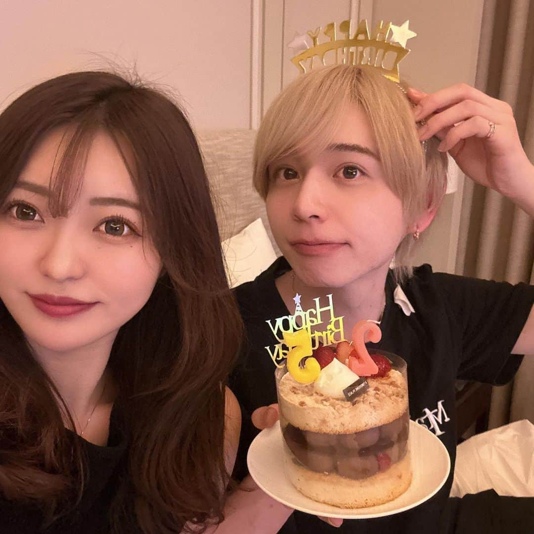 岩本桂弥さんのインスタグラム写真 - (岩本桂弥Instagram)「25歳初日から意味わからんくらい 幸せです。  ⁡ ⁡ ⁡ ⁡ ⁡ ⁡ ⁡ ⁡ ⁡ ⁡ ⁡ ⁡ ⁡ ⁡ ⁡ ⁡ ⁡ ⁡ ⁡ ⁡ ⁡ ⁡ ⁡ ⁡ #メンズヘアセット #メンズヘアセット動画 #ヘアセット動画 #メンズスタイリング #メンズパーマ #美容師 #メンズカラー #マッシュヘア #髪型メンズ #メンズ髪型　#ツイストパーマ　#スパイラルパーマ　#ツイストスパイラルパーマ　#メンズパーマ  #渋谷美容室#渋谷メンズカット #ヘアアレンジ #ヘアスタイル #ヘアスタイル動画  #menshair #mensfashion #ulzzang #ulzzangfashion 	#맞팔　	#좋아요반사　	#방탄소년단」3月15日 21時00分 - keiya_iwamoto