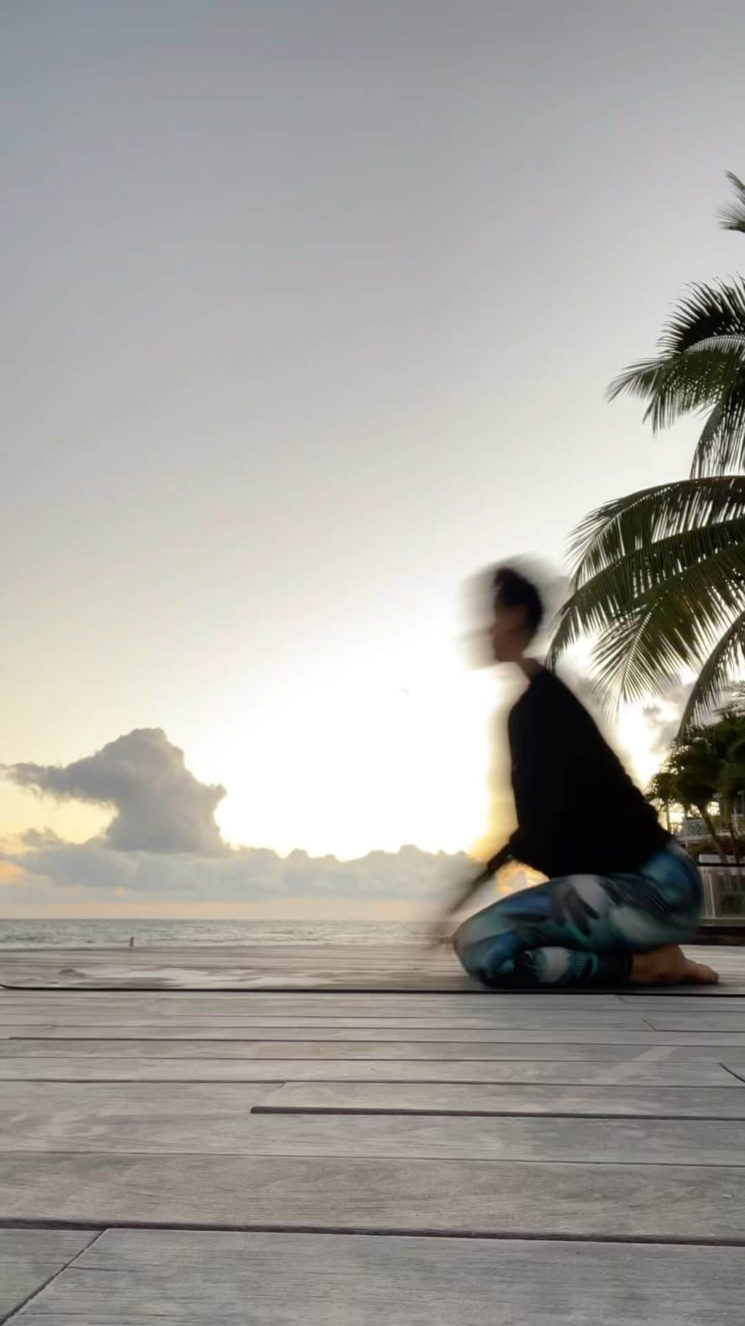 ナタリー・エマニュエルのインスタグラム：「Hello morning.. you look good… 🧘🏽‍♀️🌅」