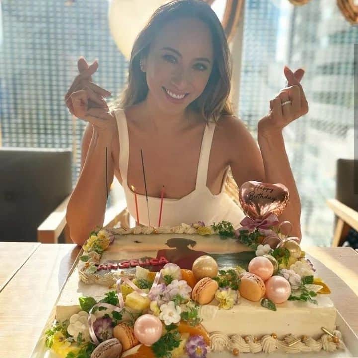 夜のケーキ屋さん♥Juli　(エディブルフラワー協会) さんのインスタグラム写真 - (夜のケーキ屋さん♥Juli　(エディブルフラワー協会) Instagram)「Angelicaさん👸ご結婚おめでとうございます⛪💓 @angelica_michibata   かわいい息子くんたちのお誕生日パーティーのケーキだけでなく、 アンジェリカさん本人やクリスマスパーティーでのケーキも毎年頼んでくれていて… いつもいつもありがとうございます✨  実は、私はご結婚前にお相手のかたを紹介してもらって、お会いしたことがあります😌 息子くんたちとも仲良さそうで、アンジェリカさんとも優しそうにお話してて、素敵だなぁって思っていたので嬉しいです💓  大好きなアンジェリカさん、お幸せに…💞💞💞  #オーダーケーキ#flowerscake #夜のケーキ屋さん」3月15日 20時54分 - juli_sasa
