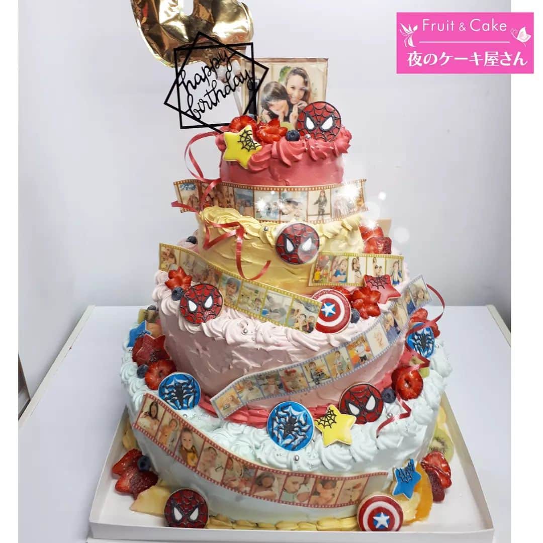 夜のケーキ屋さん♥Juli　(エディブルフラワー協会) さんのインスタグラム写真 - (夜のケーキ屋さん♥Juli　(エディブルフラワー協会) Instagram)「Angelicaさん👸ご結婚おめでとうございます⛪💓 @angelica_michibata   かわいい息子くんたちのお誕生日パーティーのケーキだけでなく、 アンジェリカさん本人やクリスマスパーティーでのケーキも毎年頼んでくれていて… いつもいつもありがとうございます✨  実は、私はご結婚前にお相手のかたを紹介してもらって、お会いしたことがあります😌 息子くんたちとも仲良さそうで、アンジェリカさんとも優しそうにお話してて、素敵だなぁって思っていたので嬉しいです💓  大好きなアンジェリカさん、お幸せに…💞💞💞  #オーダーケーキ#flowerscake #夜のケーキ屋さん」3月15日 20時54分 - juli_sasa