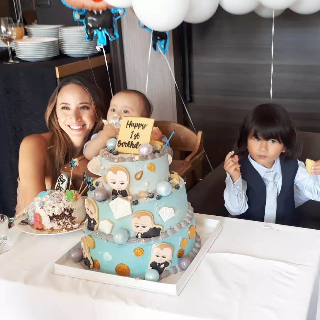夜のケーキ屋さん♥Juli　(エディブルフラワー協会) さんのインスタグラム写真 - (夜のケーキ屋さん♥Juli　(エディブルフラワー協会) Instagram)「Angelicaさん👸ご結婚おめでとうございます⛪💓 @angelica_michibata   かわいい息子くんたちのお誕生日パーティーのケーキだけでなく、 アンジェリカさん本人やクリスマスパーティーでのケーキも毎年頼んでくれていて… いつもいつもありがとうございます✨  実は、私はご結婚前にお相手のかたを紹介してもらって、お会いしたことがあります😌 息子くんたちとも仲良さそうで、アンジェリカさんとも優しそうにお話してて、素敵だなぁって思っていたので嬉しいです💓  大好きなアンジェリカさん、お幸せに…💞💞💞  #オーダーケーキ#flowerscake #夜のケーキ屋さん」3月15日 20時54分 - juli_sasa