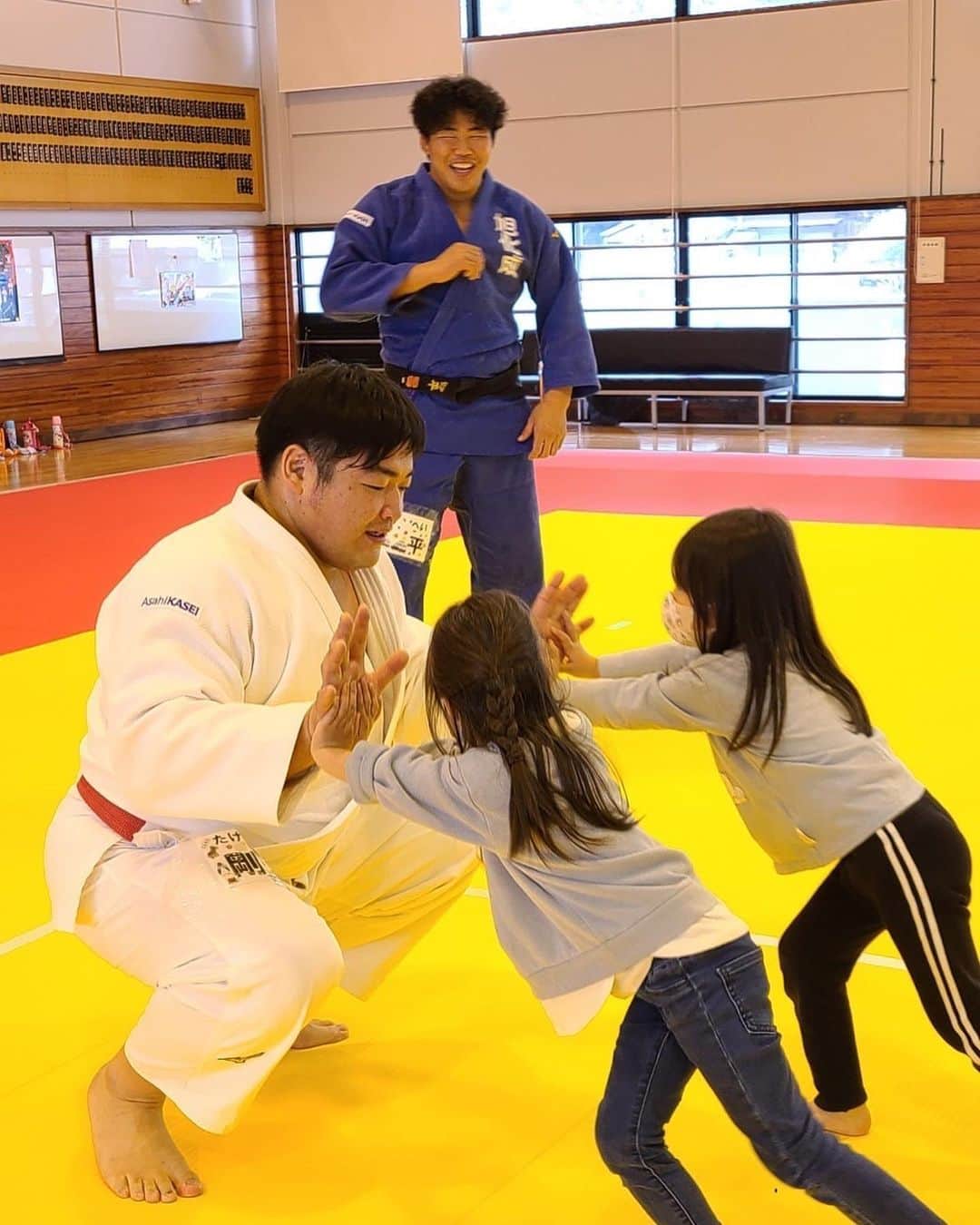 王子谷剛志のインスタグラム：「【キッズプロジェクト】 本日はえほんの森幼稚園の園児29名が旭化成柔道場に遊びに来てくれました！ 柔道体験、そして選手とのふれあいを中心に、たくさん身体を動かしてもらうメニューを考えて行いました。 今回初めて、私達がトレーニングで行っているステッピングを用いた指示出しで、 「ライオン🦁」「蝶々🦋」「カタツムリ🐌」を入れて行ったところ、ゲーム感覚で盛り上がることができました👍 今回が2022年度最後のキッズプロジェクトでしたので、今年度の反省点を踏まえ、部員と試行錯誤しながらまた来年度に向けて準備していきたいと思います。 関係者の皆様、ありがとうございました。 #akjtキッズプロジェクト  #感謝」
