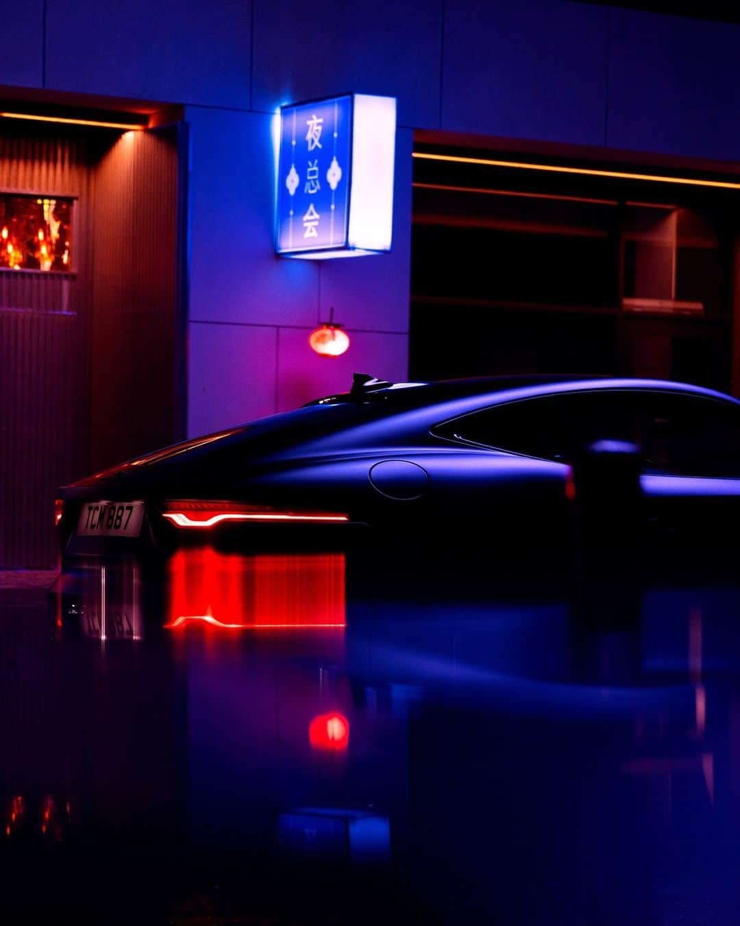 Jaguarのインスタグラム：「DOWNTOWN」