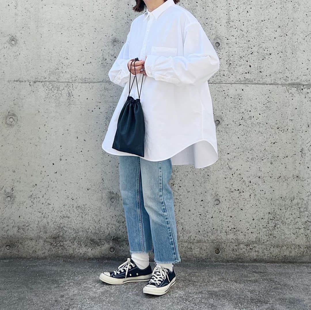 ryokoのインスタグラム：「▪︎  simple🕊️  .  shirt #tsuzuli bottoms #levis #levis517 shoes #converse bag #era_goods」