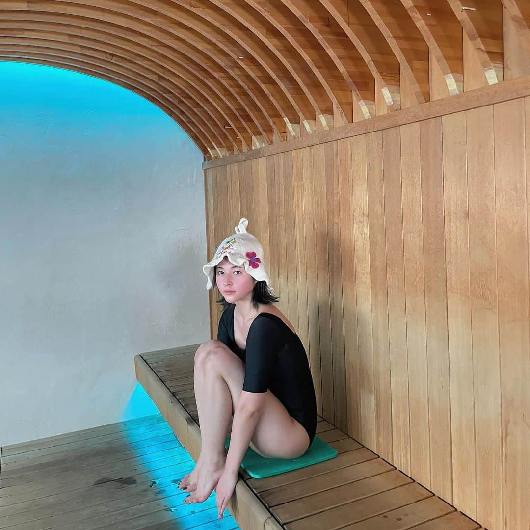 えなちぃのインスタグラム：「"hotel androoms 那覇ポート" . 15分起きのオートローリュ付き✨ サウナ室が広くて綺麗だった🥺💕 ただ、いつもよりも長めに入らないと 汗がドバッと出ない系のサウナだった🧖‍♀️ . その後の水風呂がプールがもう 良すぎた🥹 整い椅子からの景色も最高すぎて また行きたい🥰」