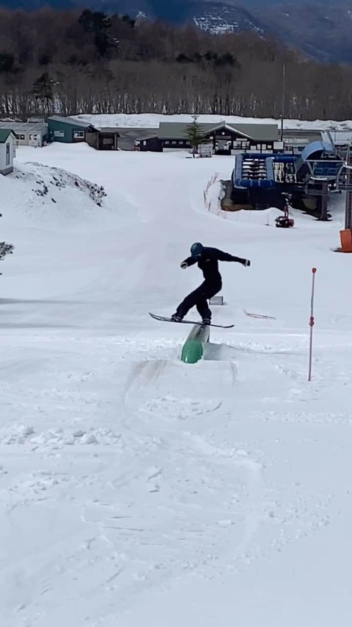 SuzukiAtsuhiroのインスタグラム：「Jib training 🦵🦵 ・ 🏔 @sns.numajiri  ・ @romesds_japan  @girosnow_japan  @dominatorwax  @ebsmission  @hope__og  @the.suns  @aoyamagakuinuniversity  @lac_aizubandai  #星野リゾート #アルツ磐梯スキー場 #hoshinoresorts #altsbandai #romesds #giro #dominator #ebsmission #hope #thesuns #チューンナップ工房mk #スノーボード #スノボ #snowboard #snowboarding #snowboarder #instagood #instalike #いいね返し #livinganywherecommons会津磐梯」