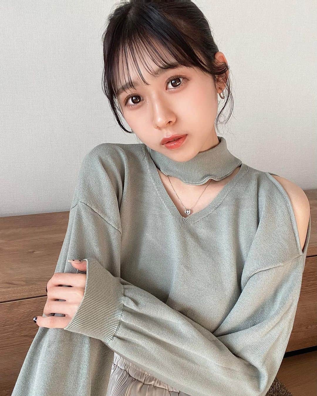 高橋美海のインスタグラム：「⁡ ⁡ ⁡ ⁡ ⁡ あったかくなってきたので、今年初めてヒートテックなしで過ごしたよ！！笑 ⁡ 大人っぽい雰囲気にしてました♡ どうかな…？💭 ⁡ ⁡ ⁡ ⁡ ⁡  #instalike #instadaily #spring #春服 #春服コーデ #肩出し #hiarstyle #ヘアアレンジ #ヘアスタイル #髪型 #髪型アレンジ #まとめ髪 #シースルー前髪 #暗髪 #暗髪カラー #ミディアムヘア #春カラー #x純文学少女歌劇団 #髙橋美海」
