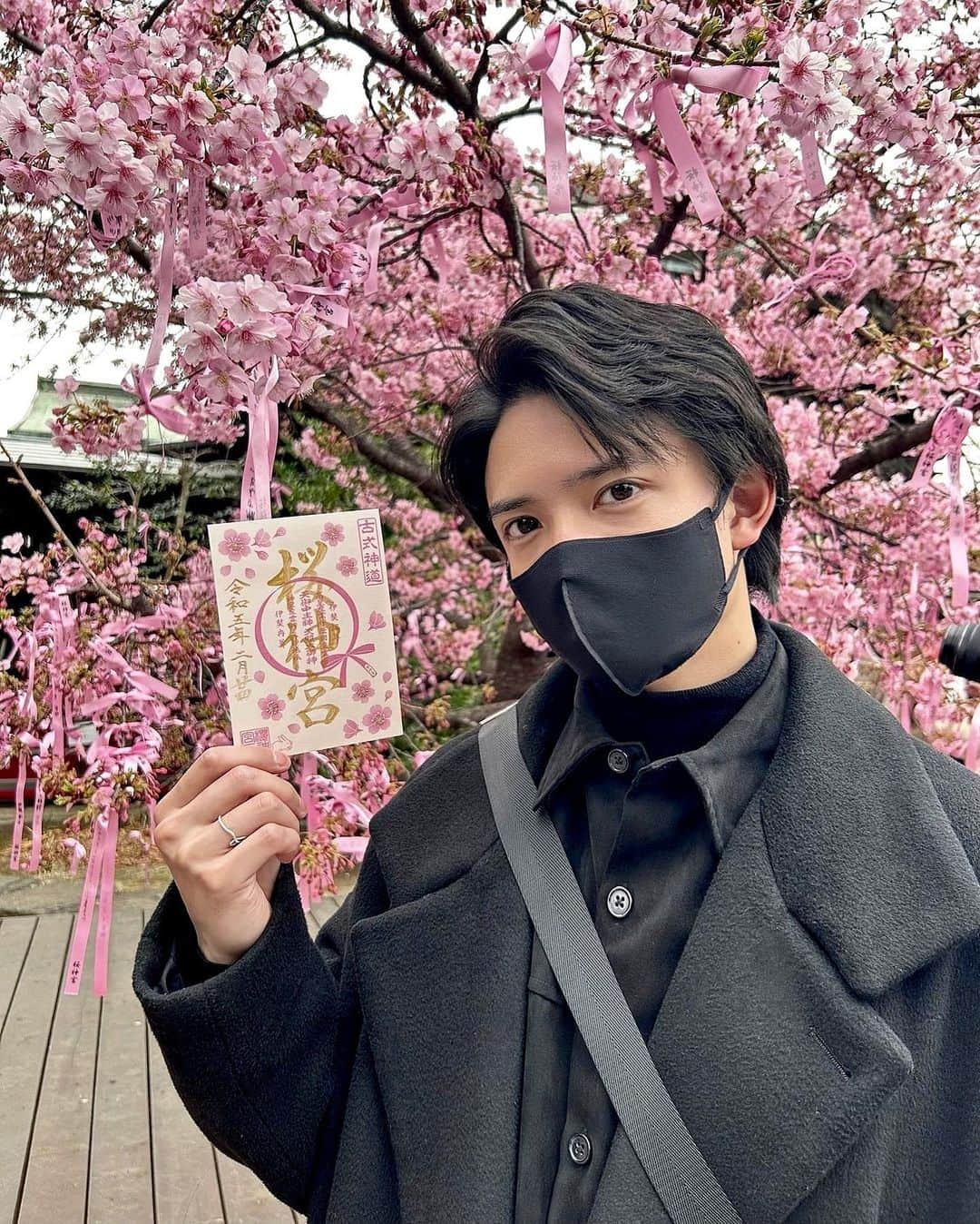 朝日奈寛さんのインスタグラム写真 - (朝日奈寛Instagram)「. 可愛い御朱印見つけた🌸 オススメの神社、御朱印あったら教えてください⛩ . . .  #桜 #お花見 #桜神宮 #神社 #御朱印 #御朱印帳 #御朱印めぐり #神社巡り #ブラックコーデ」3月15日 21時08分 - asahina_bbh