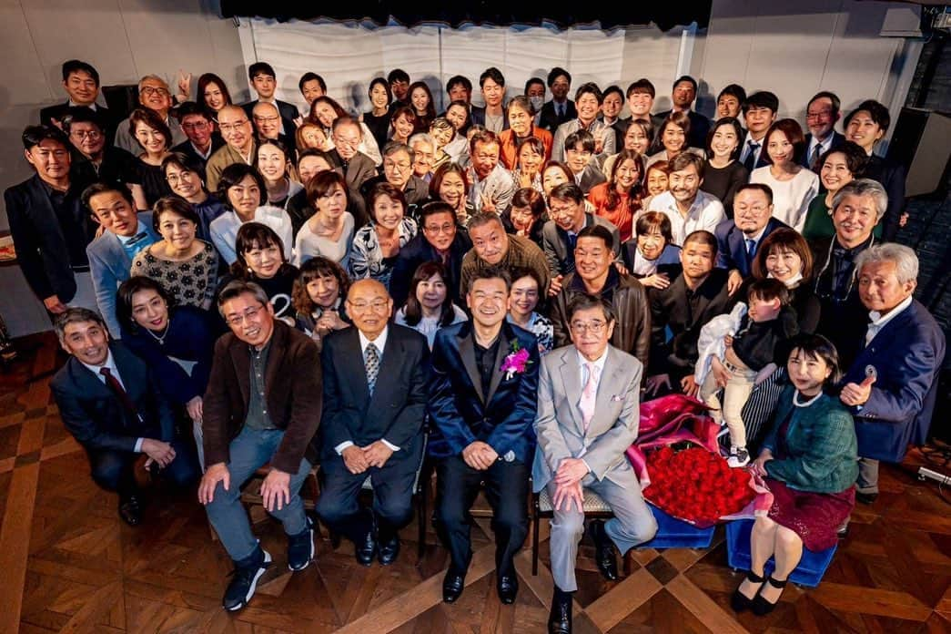 片山真人さんのインスタグラム写真 - (片山真人Instagram)「先日、学生時代のアナウンススクールの恩師であるテレビ朝日の松井康真さんの還暦パーティーに行ってきました。 松井さん、改めまして還暦おめでとうございます、そして大変お世話になりました。  何の自信もなかったあの頃、松井先生の叱咤激励や指導があり、いまもこうしてアナウンサーという仕事をつづけられています。 また、ともにアナウンサーになる夢を見て、自習室や野球場で実況練習をしたり、面接練習をし、アナウンサーという夢を叶えた同期の仲間たちとも久しぶりに再会することが出来ました。  気がつけばまもなくアナウンサー14年目。 いまもアナウンサーを続けているもの、アナウンサーを辞めて違う道を歩み始めているもの、また新たな報告を耳にして自分も頑張らないとと思えた時間でした。  振り返れば後輩アナウンサーに囲まれ、一会社員としてアナウンサー以外の仕事の割合が9割を占めるようになってきました。アナウンサー、いつまで続けられるかわかりませんが、初心を忘れることなく、挑戦する気持ちを忘れずに自分に出来ることを必死に取り組んでいこうと決めました。 まもなく新年度、引き続き、宜しくお願いします。  #静岡　#アナウンサー #テレビ朝日アスク #アナウンススクール #文化放送 メンバーとも！ #還暦　#トヨタイムス」3月15日 21時11分 - katayamasato