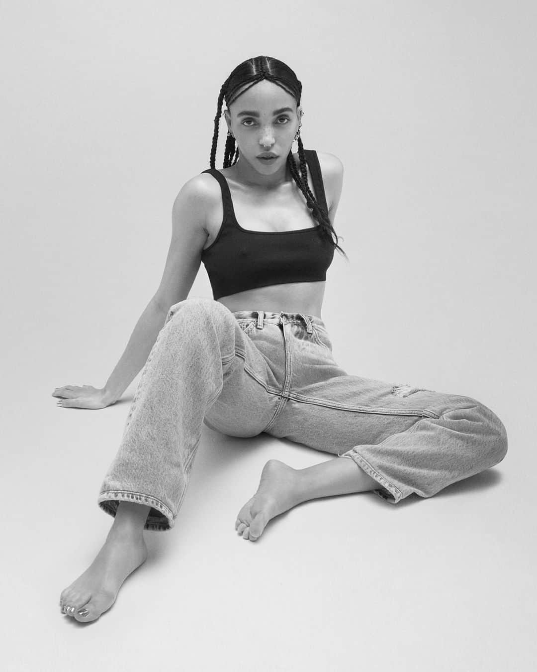 FKAツイッグスさんのインスタグラム写真 - (FKAツイッグスInstagram)「Calvins or nothing @fkatwigs    Body artistry. The spring campaign. By @mertalas and @macpiggott.」3月15日 21時15分 - fkatwigs