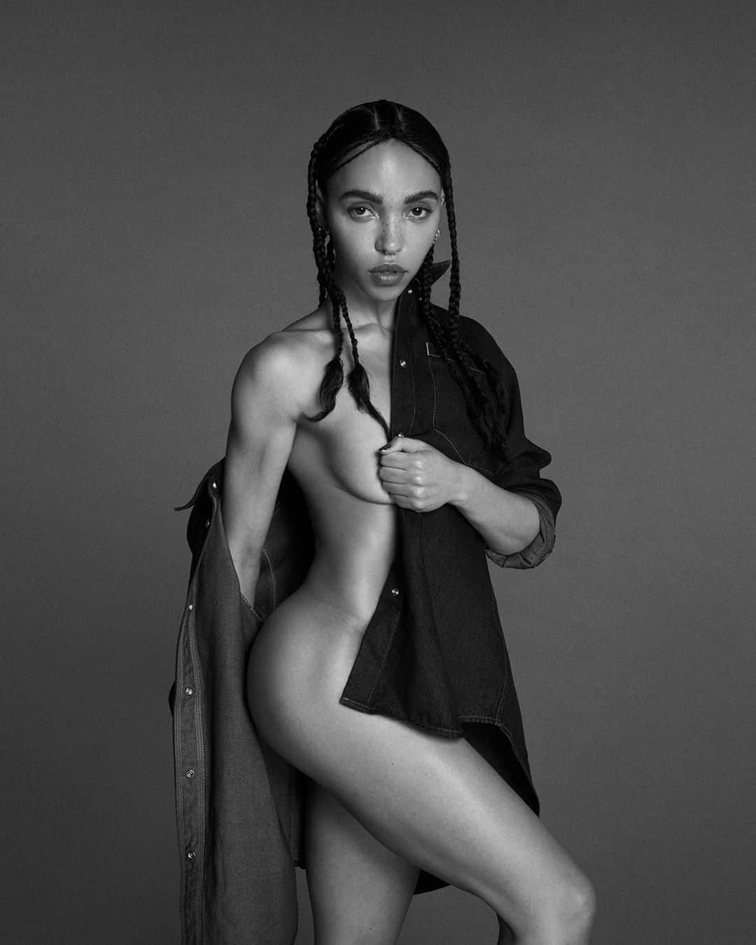 FKAツイッグスのインスタグラム：「Calvins or nothing @fkatwigs    Body artistry. The spring campaign. By @mertalas and @macpiggott.」