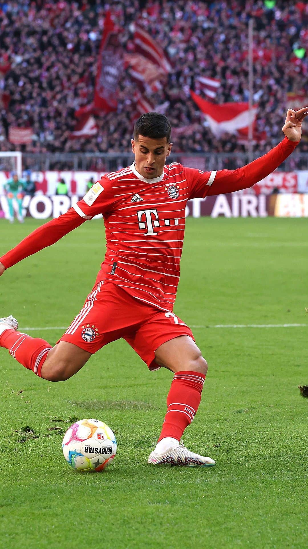 ジョアン・カンセロのインスタグラム：「Debut goal for @jpcancelo! 🔴⚪️🕺  #MiaSanMia #FCBFCA」