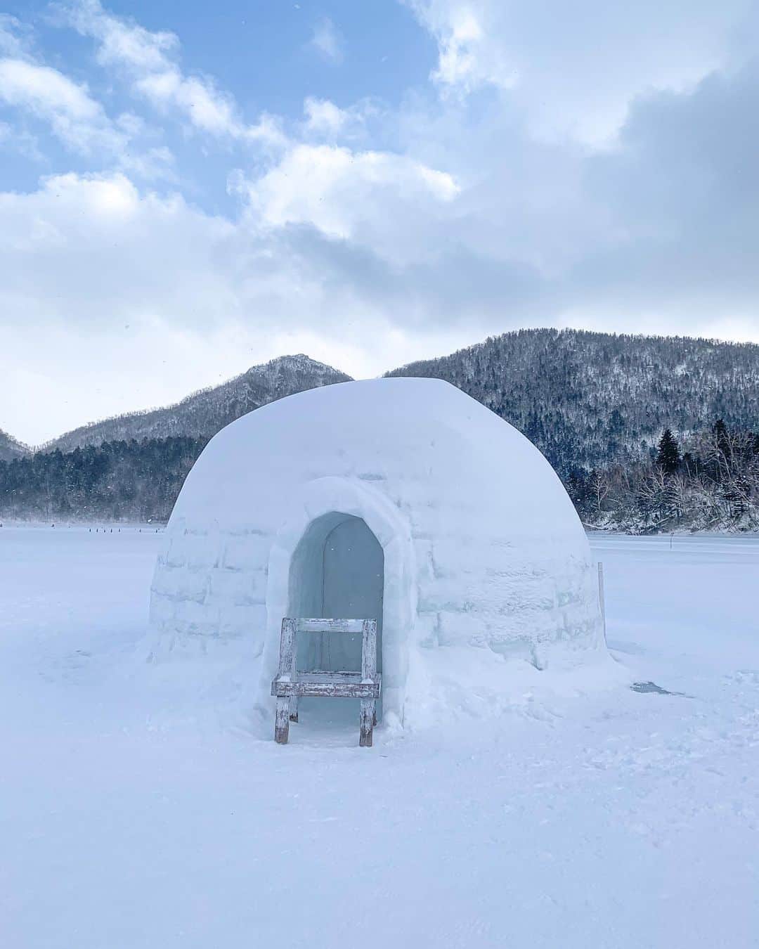 比嘉バービィさんのインスタグラム写真 - (比嘉バービィInstagram)「📍Lake Shikaribetsu Kotan, Hokkaido.   真冬に広がる幻の村、然別湖コタン。 手袋なしでは氷が冷たすぎてグラスが持てないけど🥶 そんな寒さを忘れてしまうくらい、うっとり綺麗な空間が広がっていました❄️ . . .  #最後の写真 どなたかが作ったミニ#雪だるま #哀愁漂っていたな ☃️ #Barby旅行記  #然別湖コタン #アイスバー #lakeshikaribetsu #Icebar #Hokkaido #traveljapan」3月15日 21時19分 - barby724