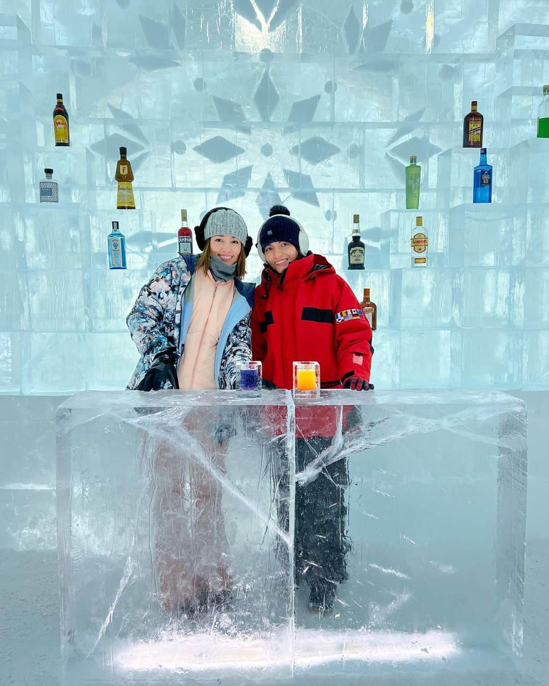 比嘉バービィさんのインスタグラム写真 - (比嘉バービィInstagram)「📍Lake Shikaribetsu Kotan, Hokkaido.   真冬に広がる幻の村、然別湖コタン。 手袋なしでは氷が冷たすぎてグラスが持てないけど🥶 そんな寒さを忘れてしまうくらい、うっとり綺麗な空間が広がっていました❄️ . . .  #最後の写真 どなたかが作ったミニ#雪だるま #哀愁漂っていたな ☃️ #Barby旅行記  #然別湖コタン #アイスバー #lakeshikaribetsu #Icebar #Hokkaido #traveljapan」3月15日 21時19分 - barby724