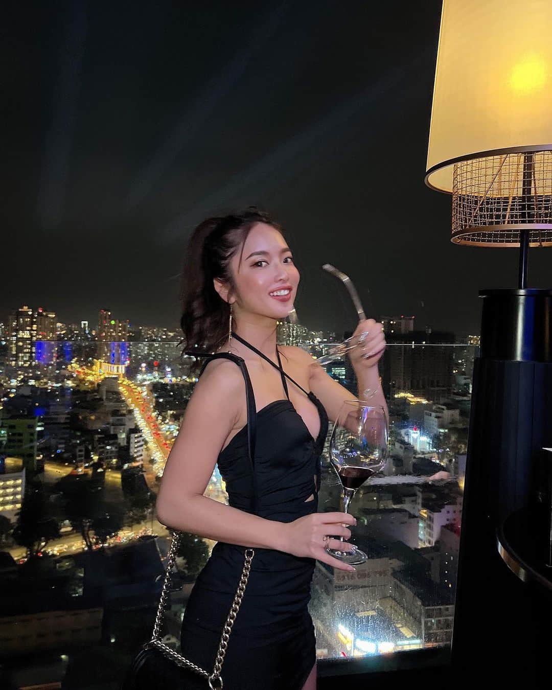 宇都宮茜のインスタグラム：「最高によかったチルスカイバー🌃✨  美味しいワイン飲みながら 音楽ききながら外の空気感じながら… ロケーションも抜群ではなまるはなまるでした💖 .  THE海外て感じ🫶🏼🫶🏼🫶🏼  .  日本ってなんでこんなにもルーフトップがないんですか？？？  だれか作って⭐︎⭐︎⭐︎  .  .  Chill Skybar in Ho Chi Minh City, Vietnam was great because the location was very good 💓💓😄  베트남의 호치민에 걸친 칠 스카이 바는 매우 위치도 좋고 최고였습니다 🫶🏼🫢💖  .  .  .  .  .  .  .  .  .  .  .  .  .  .  .  .  .    .  .  .  .  .  .  .  .  .  .  .  .  .  .  .  .  .  .  .  .  .  .  .  .  .  .  .  .  .  .   . 　 .  #ベトナム#スカイバー#ルーフトップ#ルーフトップバー#ベトナム旅行#ホーチミン#ホーチミン旅行#ホーチミン観光#クラブ#夜景スポット#ドレスコード#黒ドレス#インスタグラビア#コンパニオン#ベトナム観光#セクシー系#イベントコンパニオン#海外旅行#トレーニング女子#車横モデル#水着ギャル#水着女子#ビキニ女子#水着#Swimsuitgirls#japanesegirl#sexywomen#hochiminh#Vietnam#vietnamtravel」