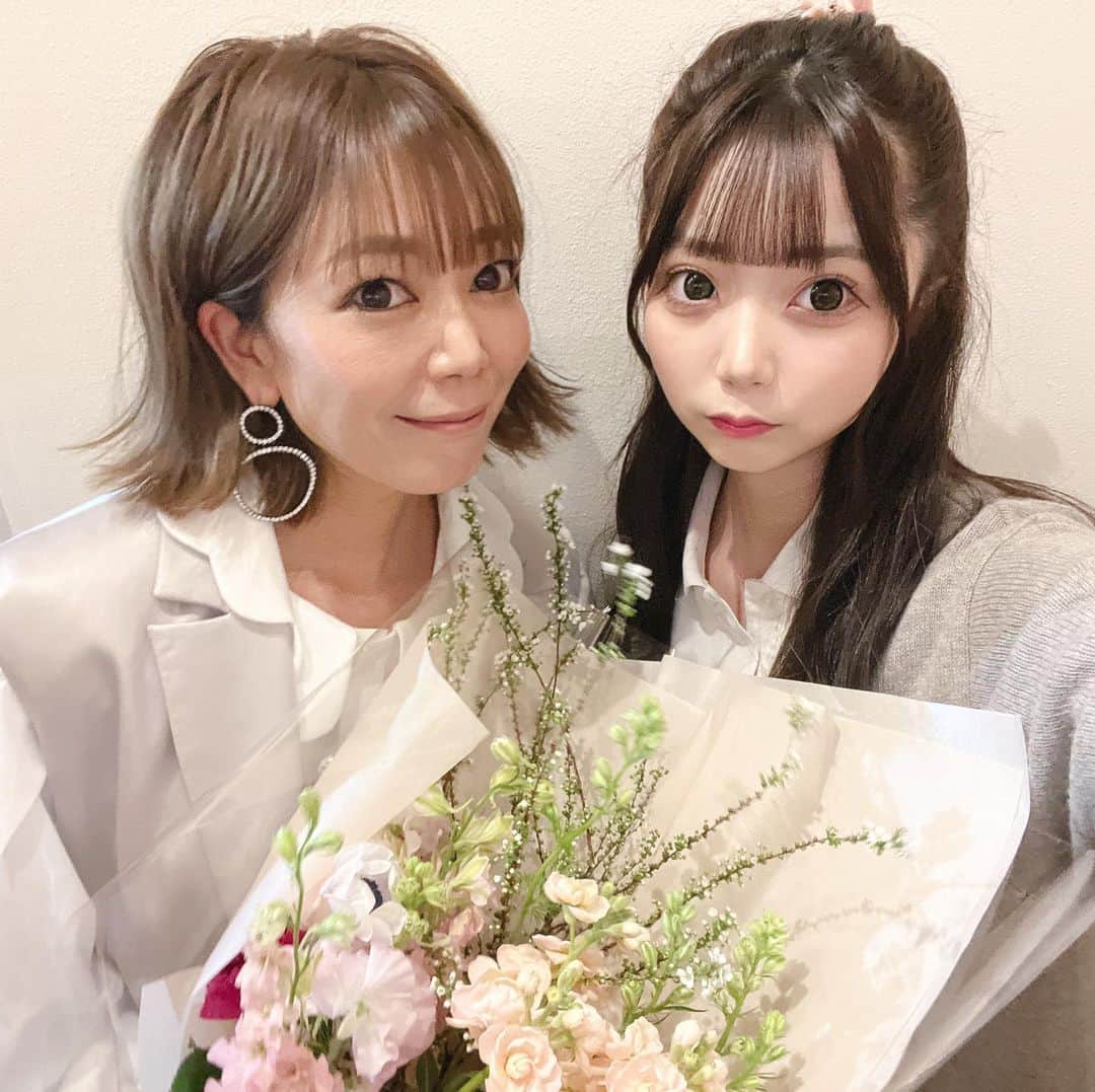 安村幸子さんのインスタグラム写真 - (安村幸子Instagram)「昨日は @miliya_0102 の卒業式でした🌸🎓 色々な事を乗り越えた中学生活でした‼️‼️ よく頑張りました😌❣️❣️  っと言う事で、昨日は隠れ家レストラン @felice.dal.2016へ🇮🇹 ミリヤの好きなものを作ってもらいました😋‼️  4月からは待ちに待った高校生🥰❣️ 笑顔いっぱいの高校生活をおくってね🤗♥️  素敵な花束を作ってくださった @silfide.co.ltd さん💐有難うございました🎶 #卒業式 #おめでとう」3月15日 21時21分 - sachiko.y.523