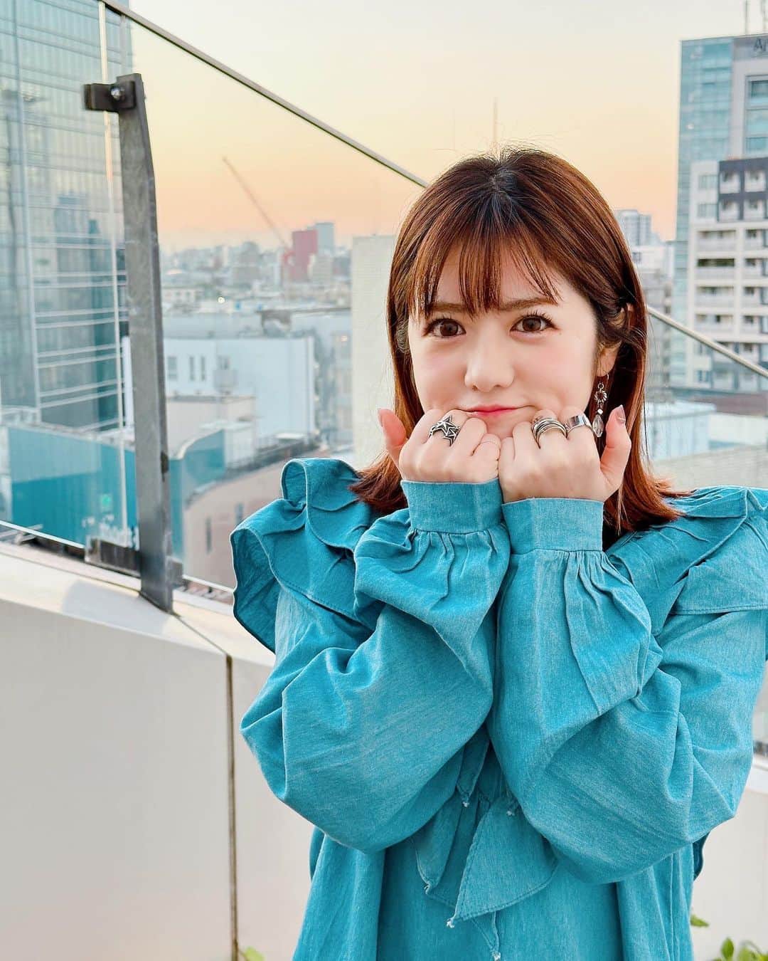 AIMIのインスタグラム：「新曲クイズ！☆  3連続リリース、ラストの新曲、『夢心地サバイバー』はみなさん聞いていただけていますか💓？  令和に踊るポップなディスコサウンド仕上がりの一曲となりました🎶🕺 AIMI的には言葉遊びや歌い方のニュアンスいじり、AIMI節を混ぜ込んだ攻めのポジティブソングなのですが、、、、 さぁ❗️ ここでクイズです‼️😝  【クイズ】 レトロっぽさもあり今っぽさも感じてもらえるであろう夢心地サバイバーのイントロ、、、  歌詞にはあえて載せてない AIMIのコーラスが入ってます😌  さて、イントロでループしている歌詞は なんと言ってるでしょーーーか⁉️  エフェクトがかかってて相当耳鍛えてないと分からないかも🥹  日々サヴァイブしてる我々。 みんなに届きますように〜🎵  新曲、『夢心地サバイバー』聞いてネッ💘👂  #AIMI#OHELLORECORDS #夢心地サバイバー　#新曲　#tokyo#jpop##city#disco#dance #クイズ#歌詞#singersongwriter」