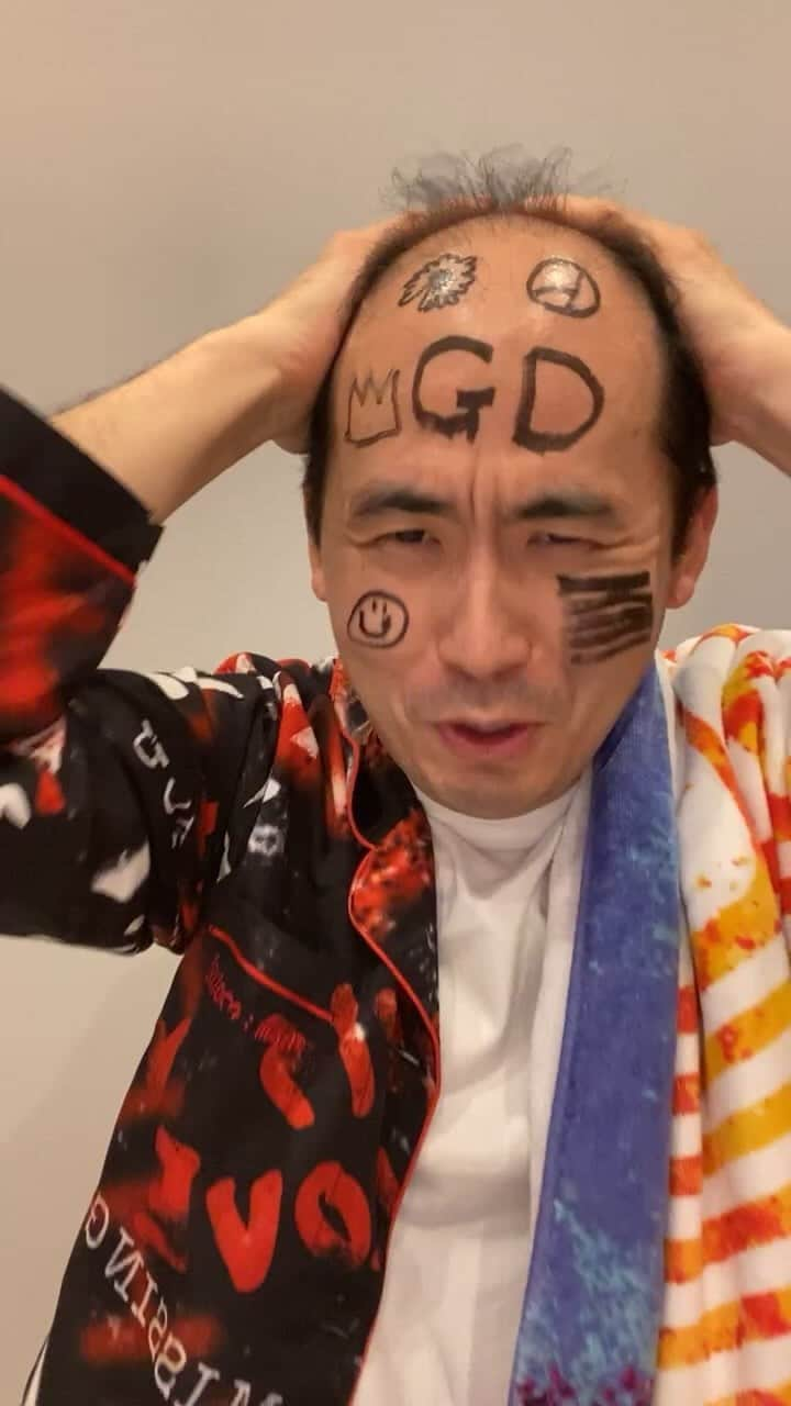 斎藤司のインスタグラム：「GDをひたすら待つ配信 そして奇跡が起きた瞬間。 GDがストーリーにあげてくれました。泣 泣きました。 ジヨン本当にありがとう！！ 僕らを寝かせてくれてありがとう！！笑  #gd #bigbang #peaceminusone  #kwondo1   @xxxibgdrgn」